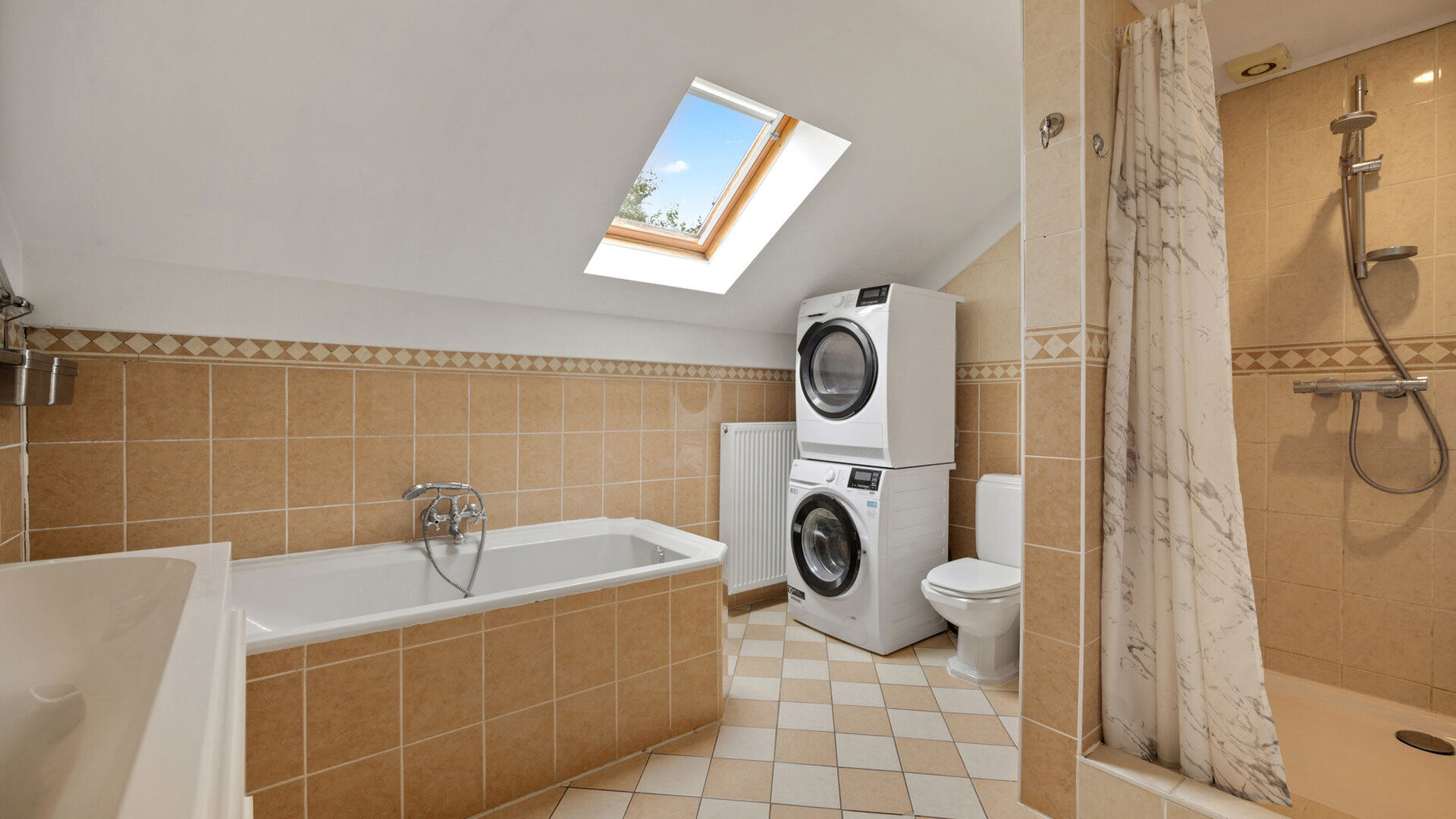 Welcome to Holsbeek! This exceptional property is situated in a beautiful location with every possible amenity nearby. The home underwent a thorough renovation in 2016, during which a practice room, studio, and office were created, among other things. The