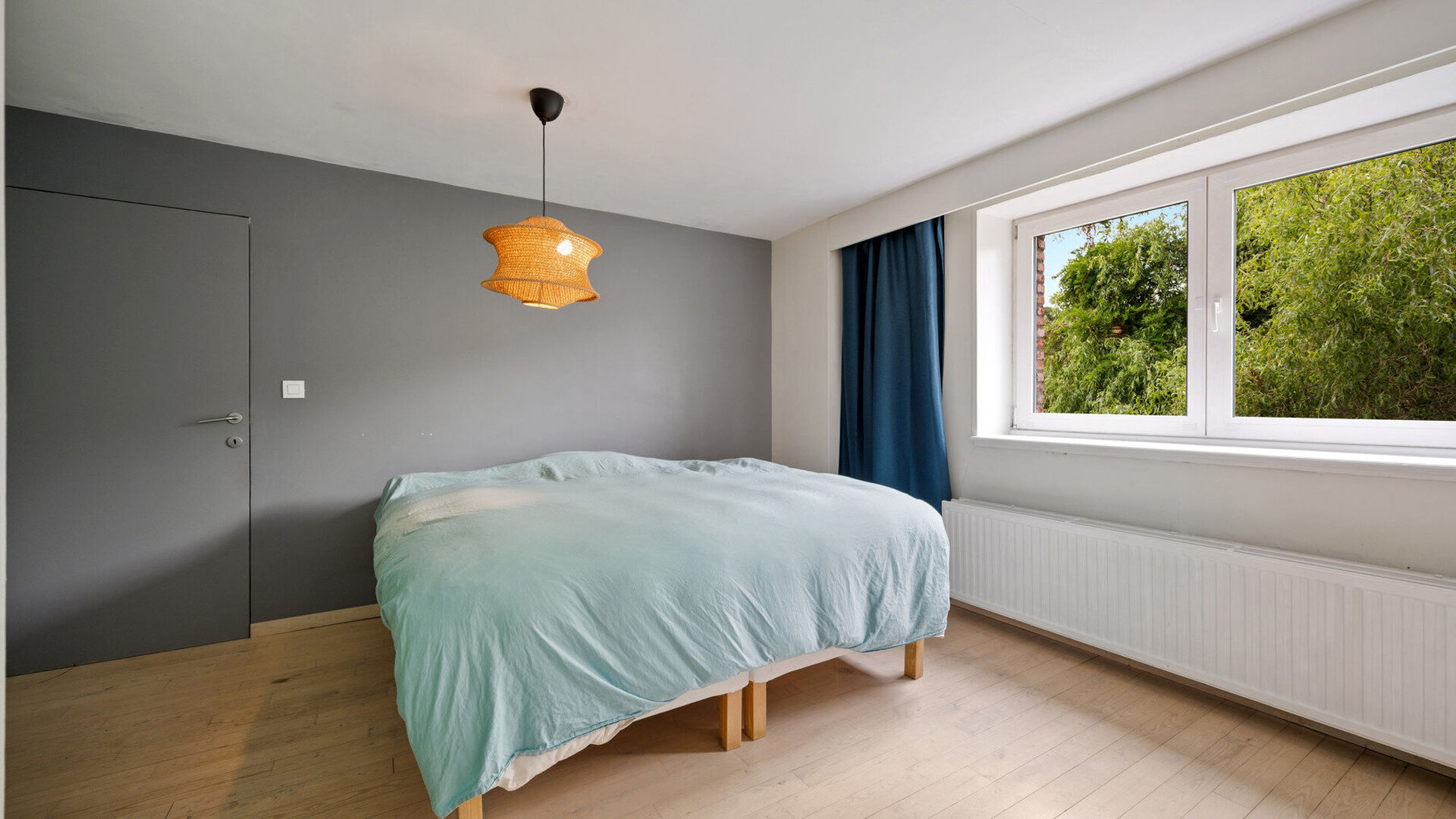 Welcome to Holsbeek! This exceptional property is situated in a beautiful location with every possible amenity nearby. The home underwent a thorough renovation in 2016, during which a practice room, studio, and office were created, among other things. The