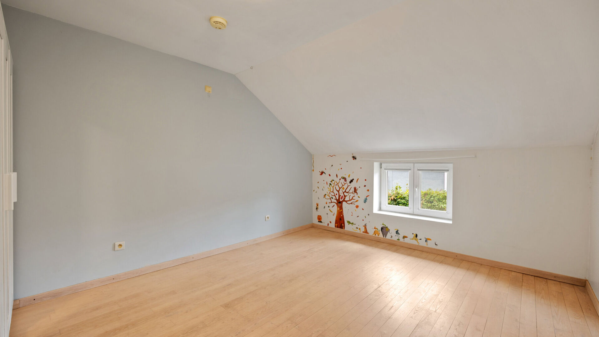 Welcome to Holsbeek! This exceptional property is situated in a beautiful location with every possible amenity nearby. The home underwent a thorough renovation in 2016, during which a practice room, studio, and office were created, among other things. The