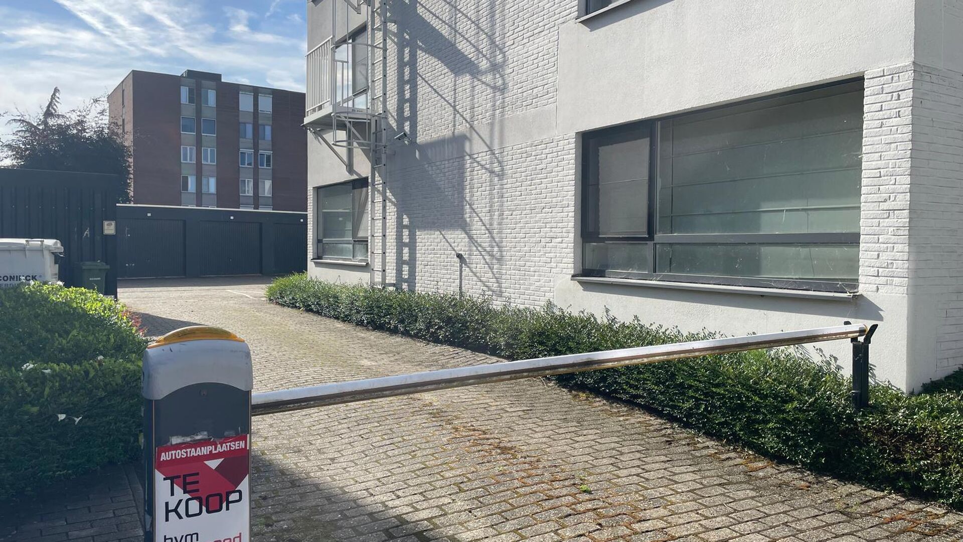 Discover the perfect parking solution in the bustling heart of Leuven! This parking space is situated in a prime location and features security measures including a barrier and CCTV surveillance.
Features:
- Central location in the heart of Leuven
- Eas