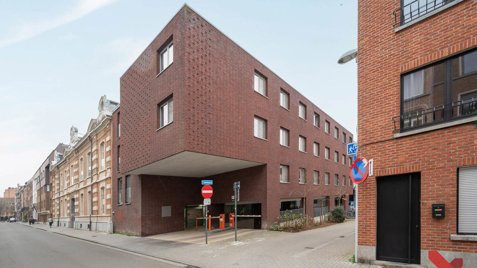 Place de parking à louer dans la résidence Cartijnenveld.
La place de parking se trouve dans le parking souterrain situé sous l'ancienne gendarmerie. Le parking est équipé d'un portail électrique verrouillable et est accessible par la Dagobertstraat