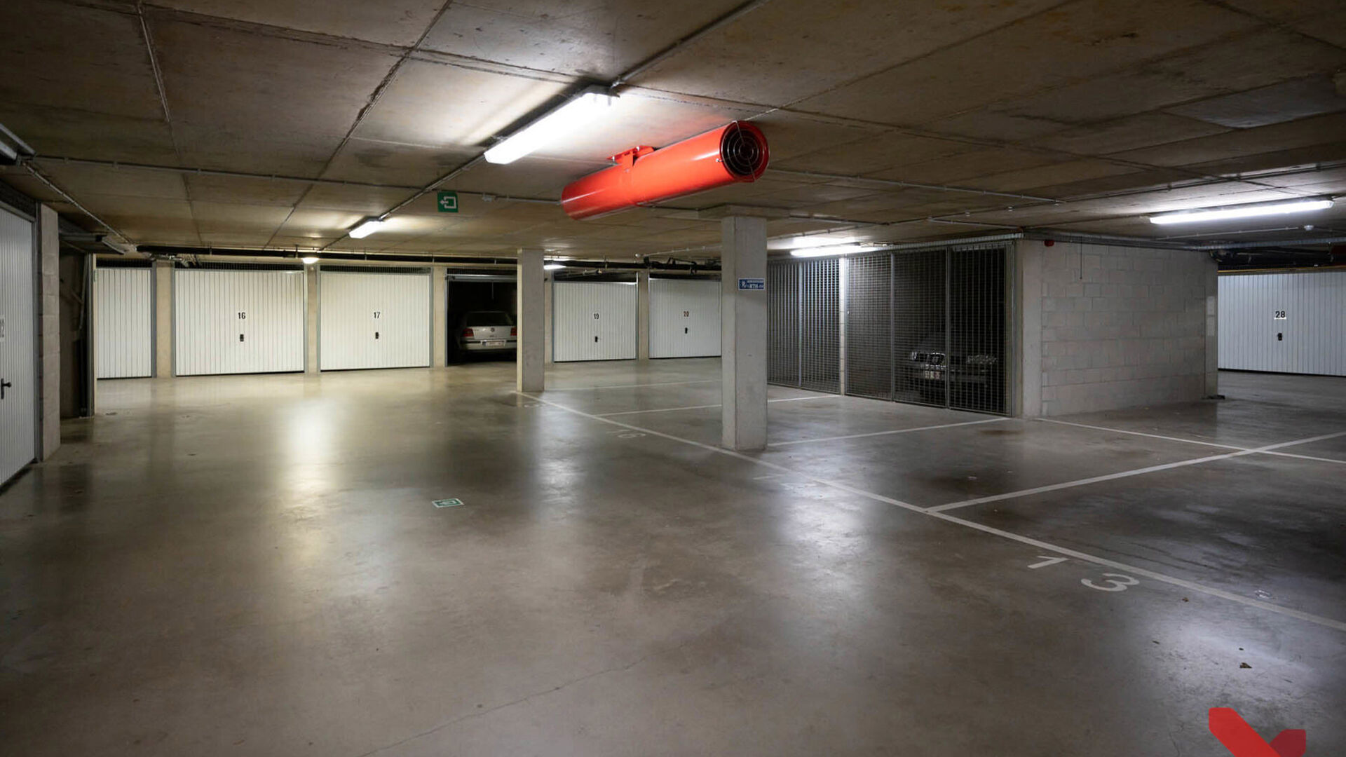 Place de parking à louer dans la résidence Cartijnenveld.
La place de parking se trouve dans le parking souterrain situé sous l'ancienne gendarmerie. Le parking est équipé d'un portail électrique verrouillable et est accessible par la Dagobertstraat