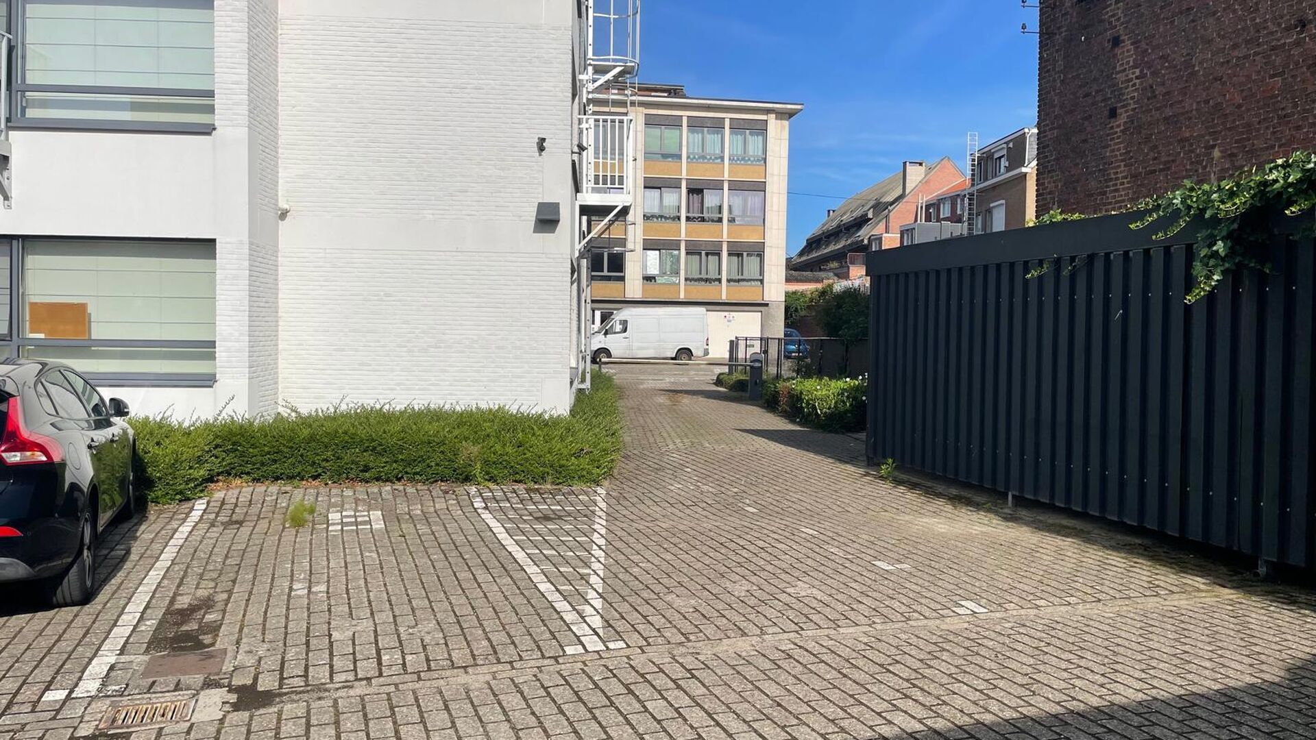 Découvrez la solution de stationnement idéale en plein cœur animé de Louvain ! Cette place de parking bénéficie d'un emplacement privilégié et de mesures de sécurité telles qu'une barrière d'accès et une vidéosurveillance.
Caractéristiques