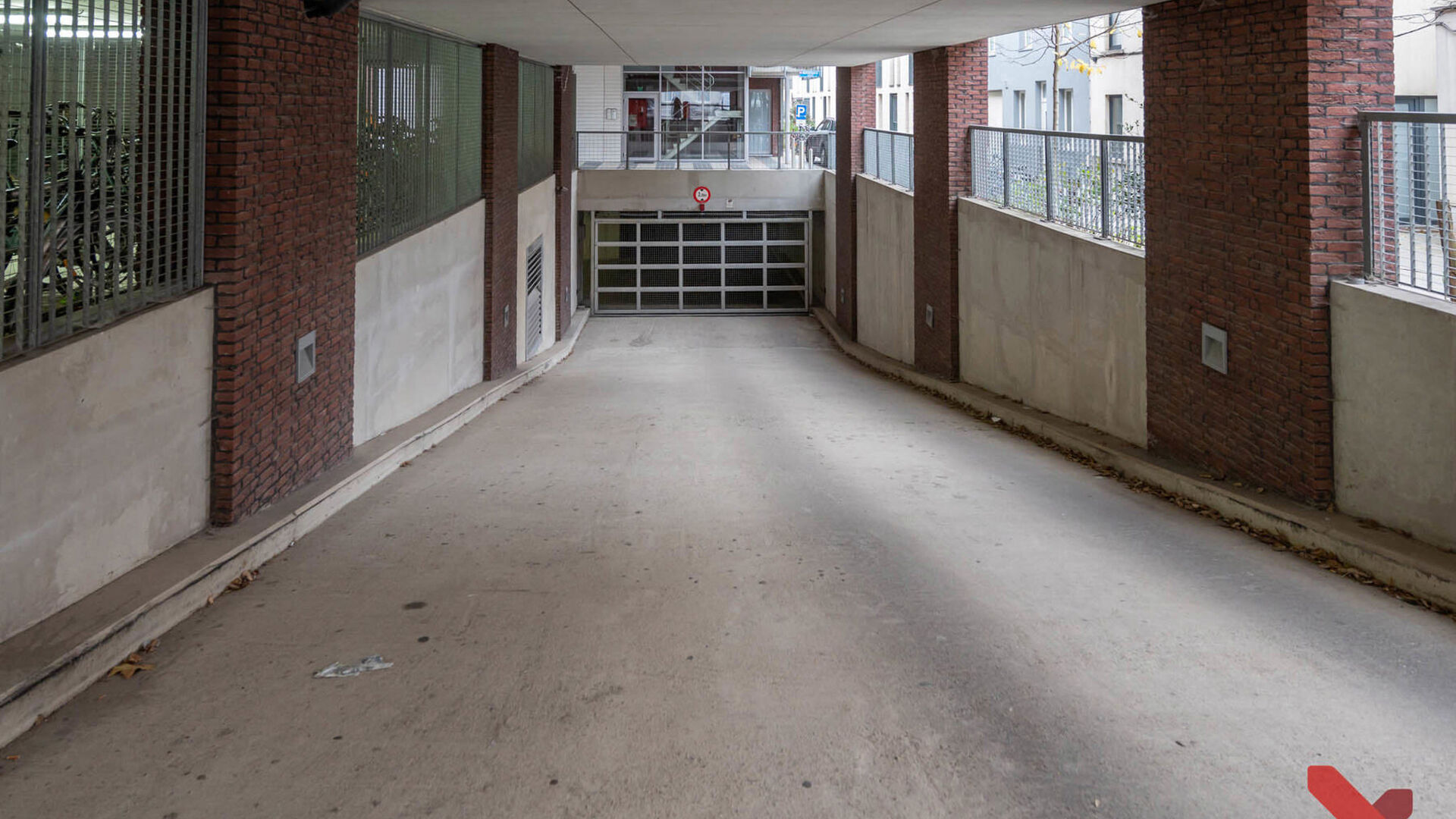 Open parking space for rent at Residentie Cartijnenveld.
The parking space is located in the underground car park beneath the former Rijkswacht building. The car park has an electric, lockable gate and can be accessed via Dagobertstraat.
Available immedia