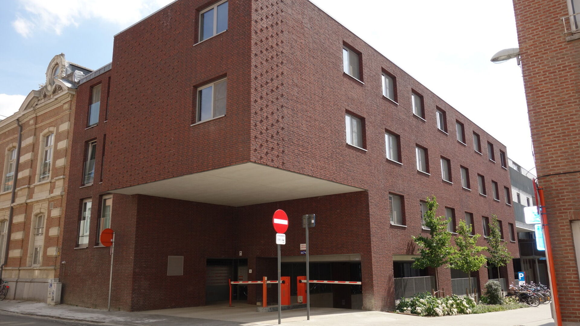 places de parking souterrain à louer dans la Residentie Cartijnenveld.  Il est situé dans le parking souterrain sous l'ancien Rijkswacht. L'accès se fait par la Dagobertstraat et dispose d'un portail électriquement verrouillable dans la rue. Loyer : 9