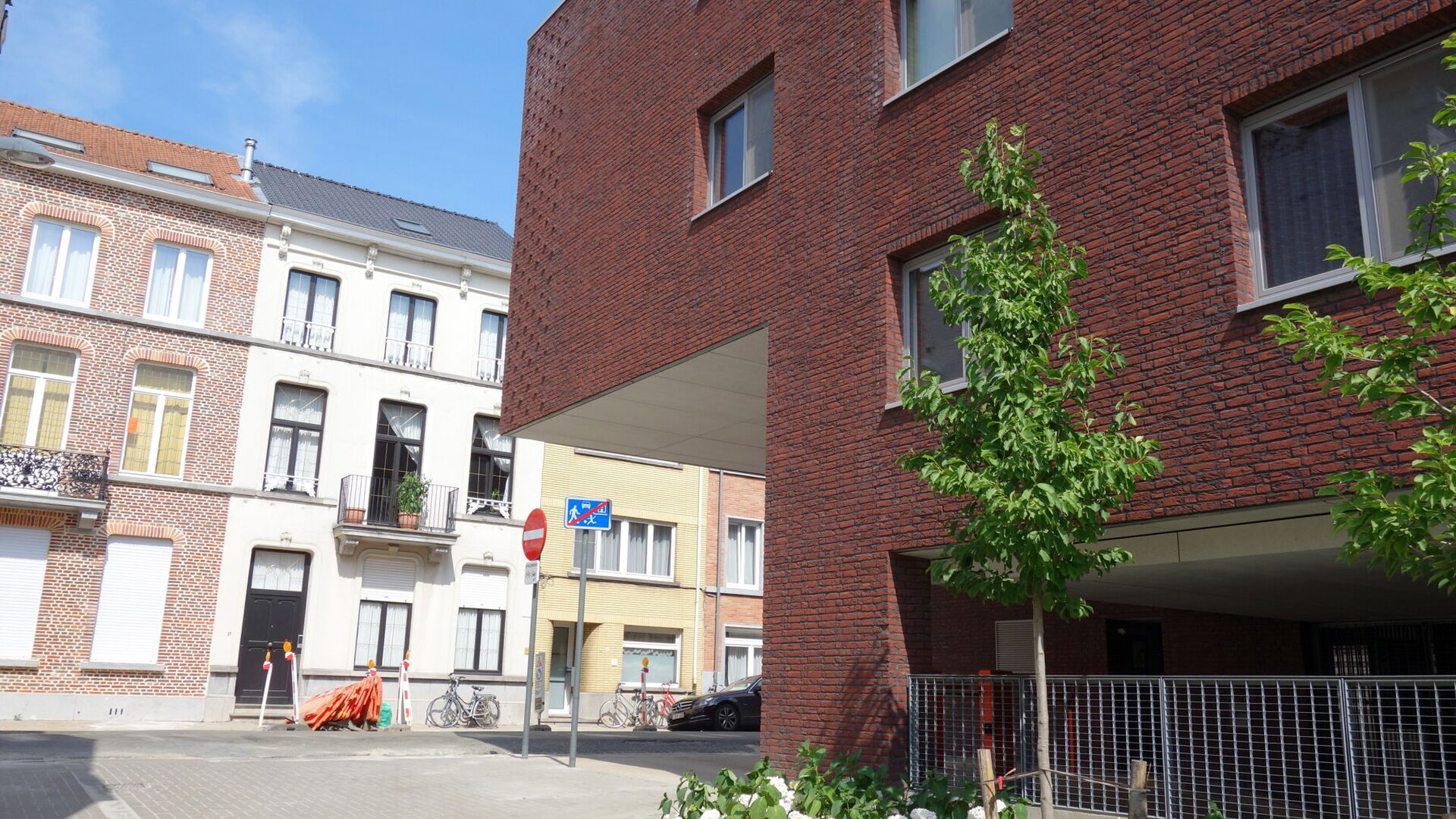 places de parking souterrain à louer dans la Residentie Cartijnenveld.  Il est situé dans le parking souterrain sous l'ancien Rijkswacht. L'accès se fait par la Dagobertstraat et dispose d'un portail électriquement verrouillable dans la rue. Loyer : 9
