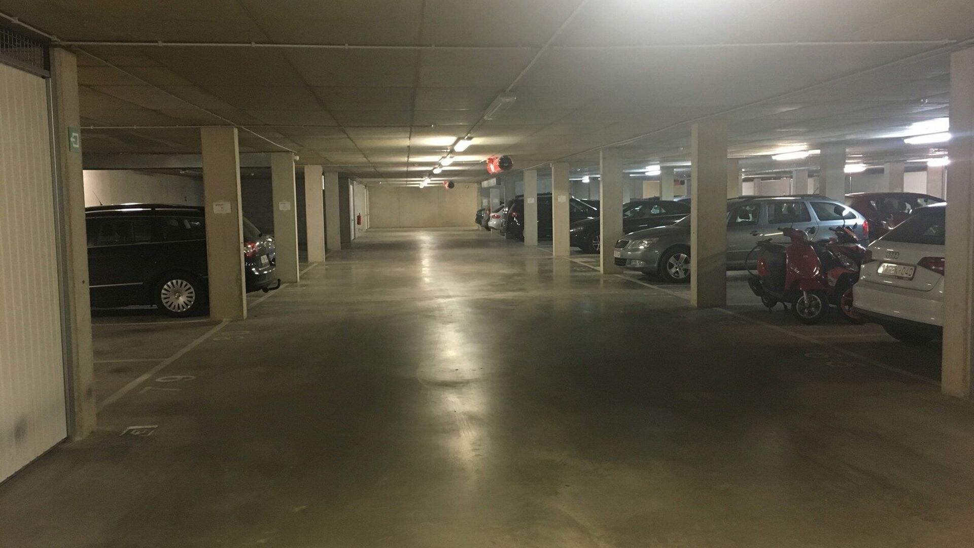 places de parking souterrain à louer dans la Residentie Cartijnenveld.  Il est situé dans le parking souterrain sous l'ancien Rijkswacht. L'accès se fait par la Dagobertstraat et dispose d'un portail électriquement verrouillable dans la rue. Loyer : 9