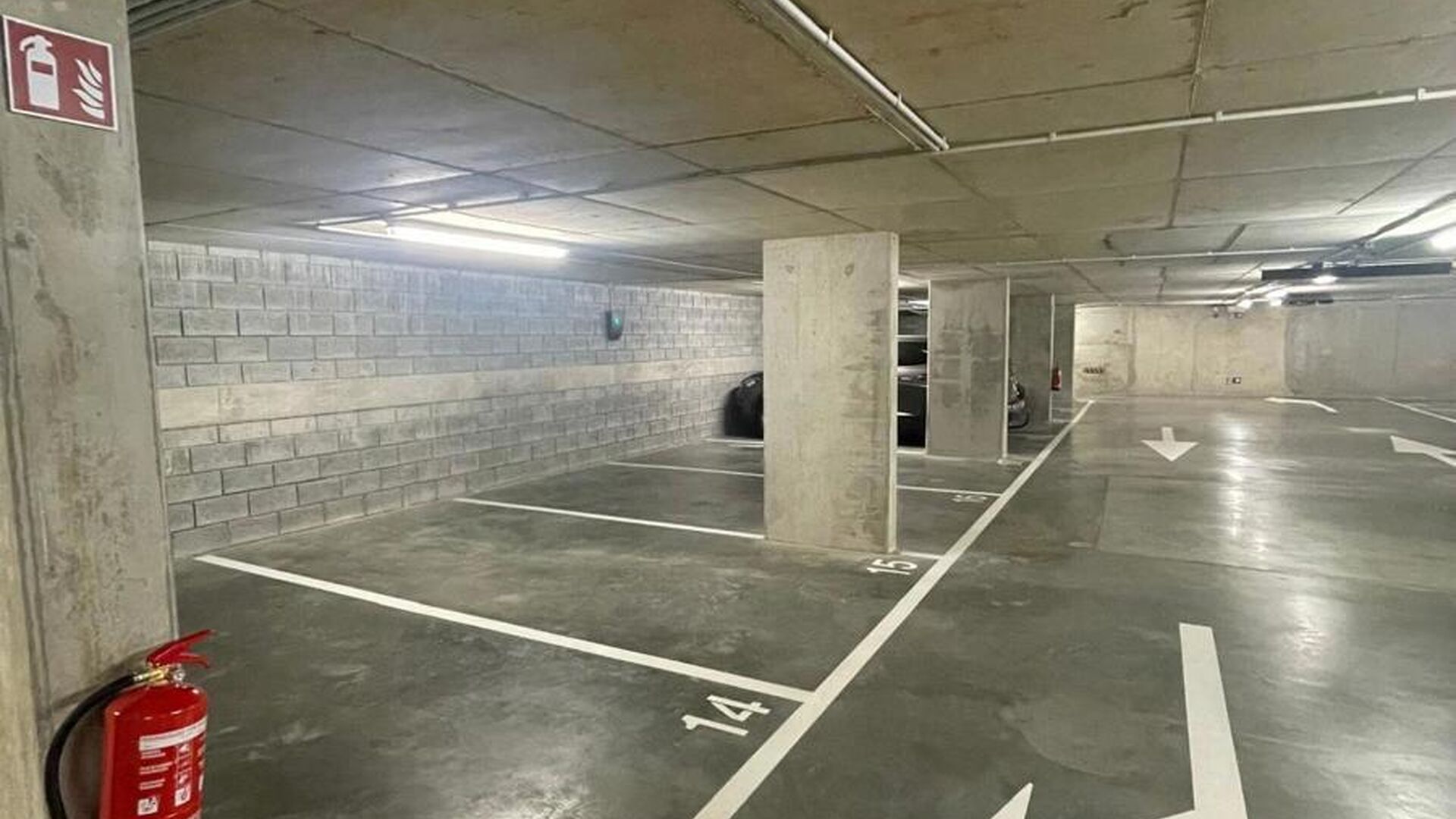 Découvrez la solution de stationnement idéale en plein cœur animé de Louvain ! Cette place de parking bénéficie d'un emplacement de choix et dispose d'un portail automatique sécurisé. L'accès s'effectue au moyen d'une clé et d'un badge.
Caract