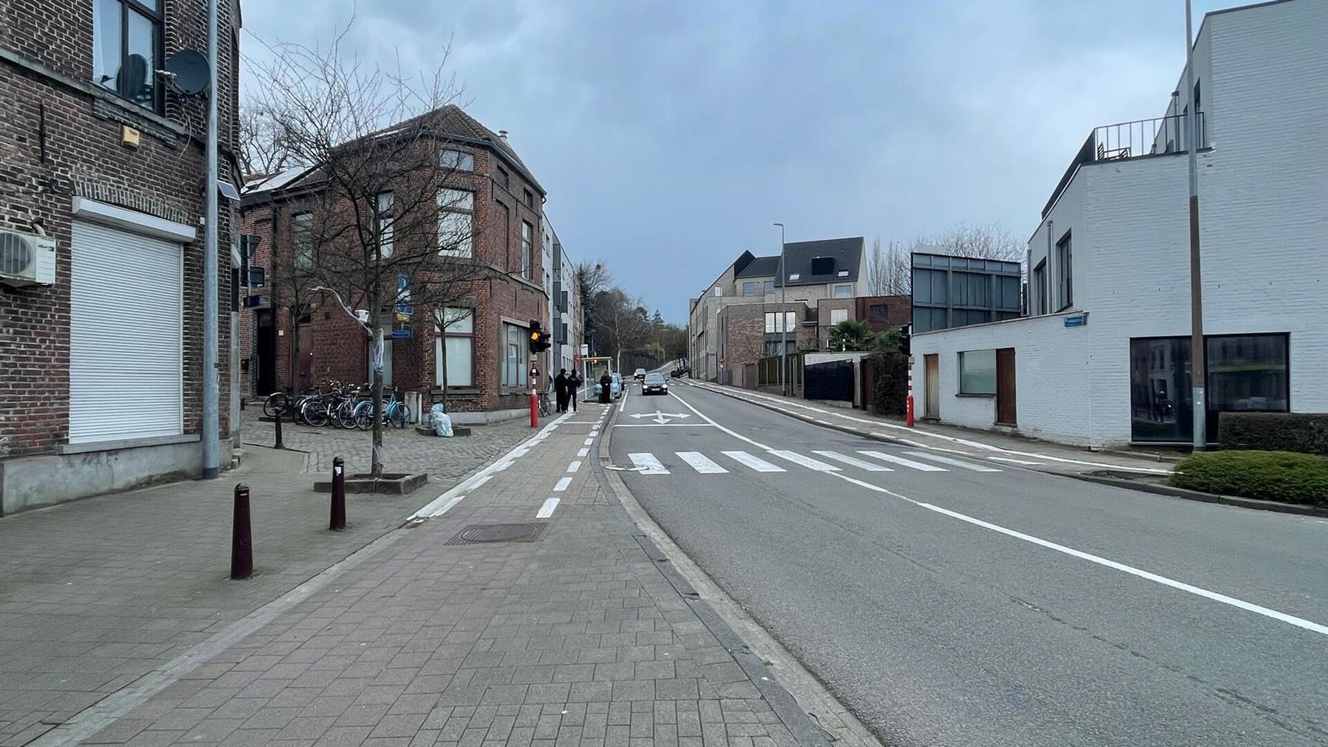 A vendre : place de parking souterrain à proximité de l'autoroute. Disponible immédiatement. Accès par la rue. Idéal pour un étudiant, un habitant du quartier ou un travailleur à proximité qui souhaite pouvoir garer sa voiture rapidement et en to