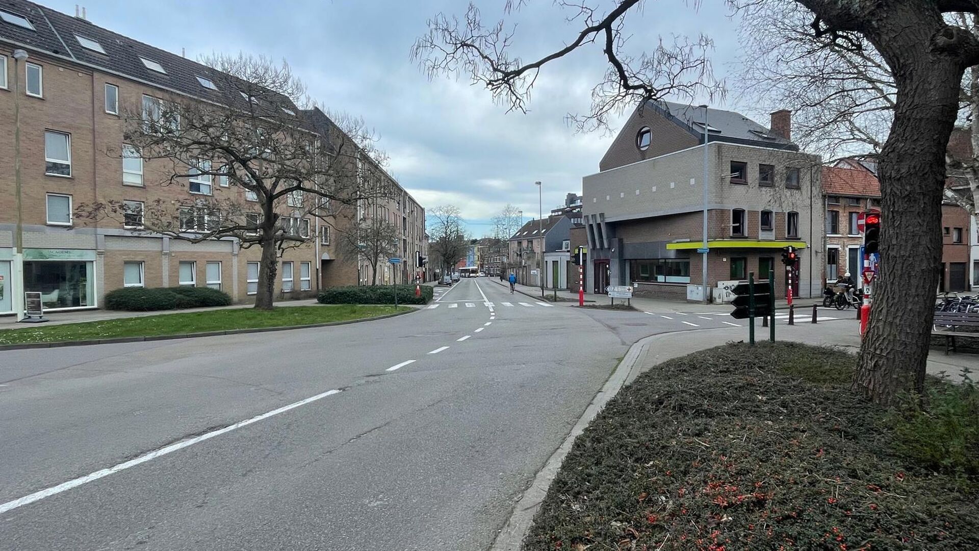 A vendre : place de parking souterrain à proximité de l'autoroute. Disponible immédiatement. Accès par la rue. Idéal pour un étudiant, un habitant du quartier ou un travailleur à proximité qui souhaite pouvoir garer sa voiture rapidement et en to