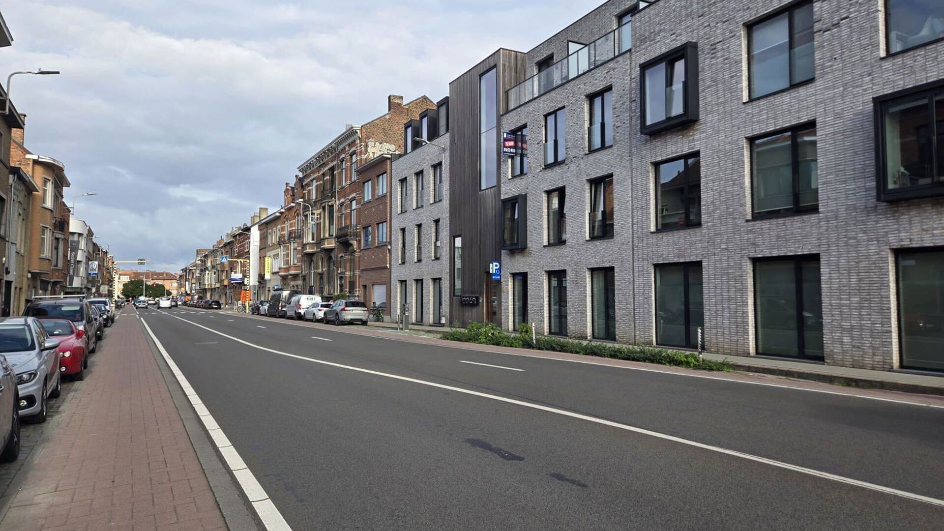 Découvrez la solution de stationnement idéale sur le périphérique de Louvain ! Cette place de parking bénéficie d'un emplacement exceptionnel, à proximité des immeubles de bureaux de la gare et du site Philips. Spacieuse et moderne, elle est facil