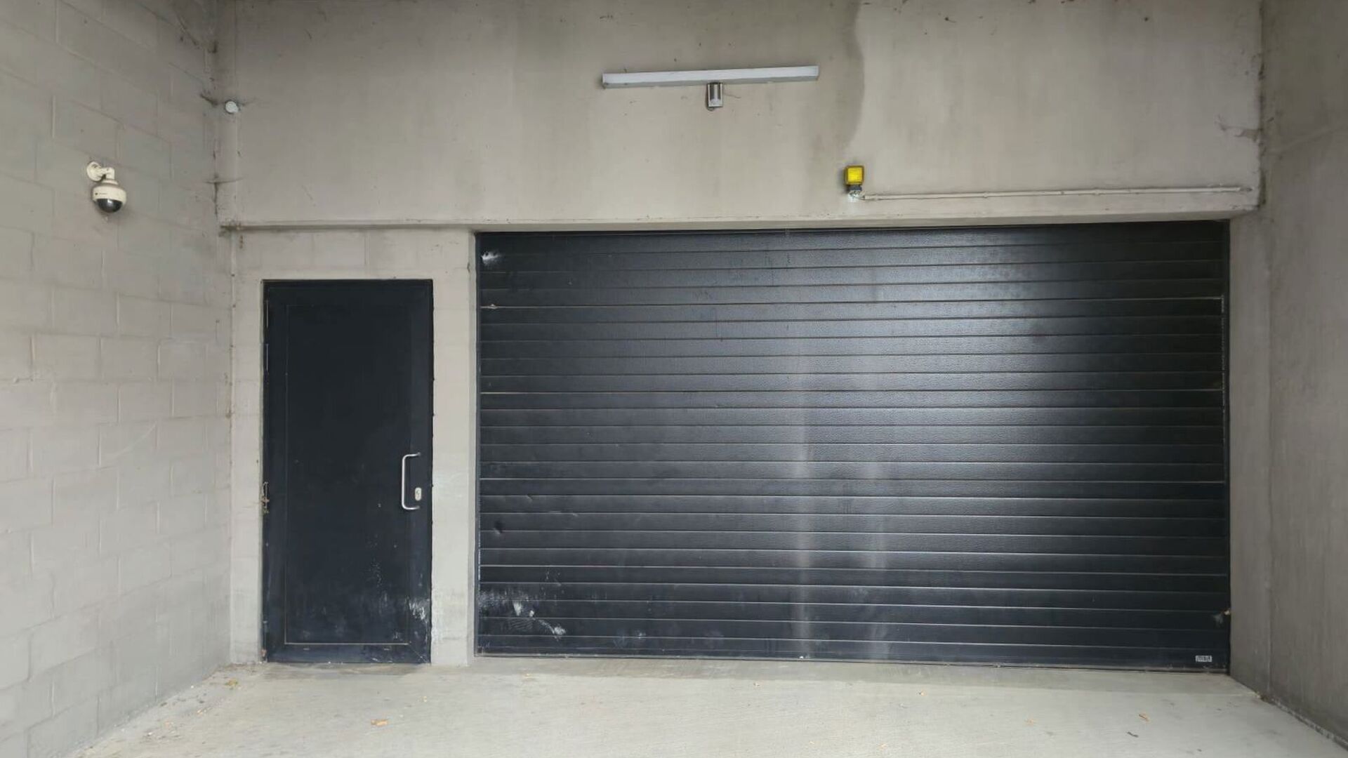 Découvrez la solution de stationnement idéale sur le périphérique de Louvain ! Cette place de parking bénéficie d'un emplacement exceptionnel, à proximité des immeubles de bureaux de la gare et du site Philips. Spacieuse et moderne, elle est facil