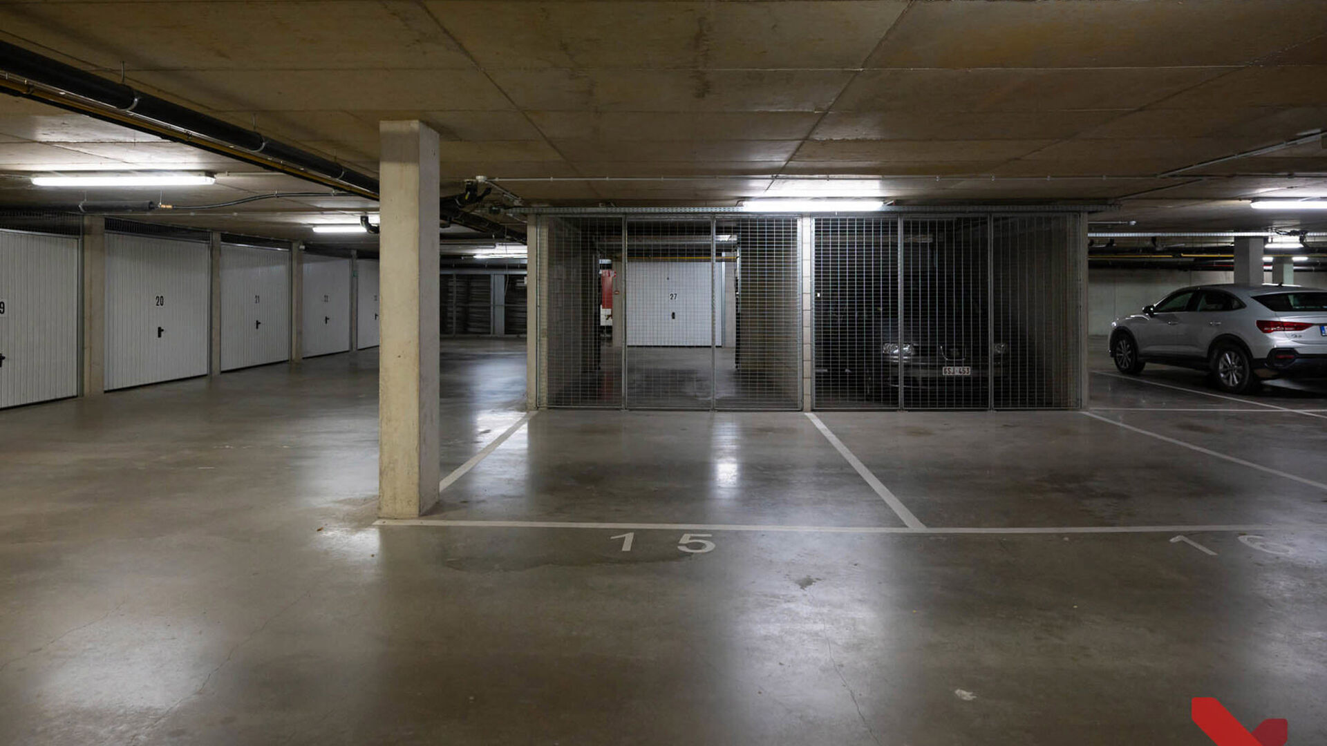 Open autostaanplaats te huur in Residentie Cartijnenveld.
De autostaanplaats bevindt zich in de ondergrondse parkeerruimte onder de voormalige Rijkswacht. De parkeerruimte heeft een elektrische afsluitbare poort en is te bereiken via de Dagobertstraat.
O