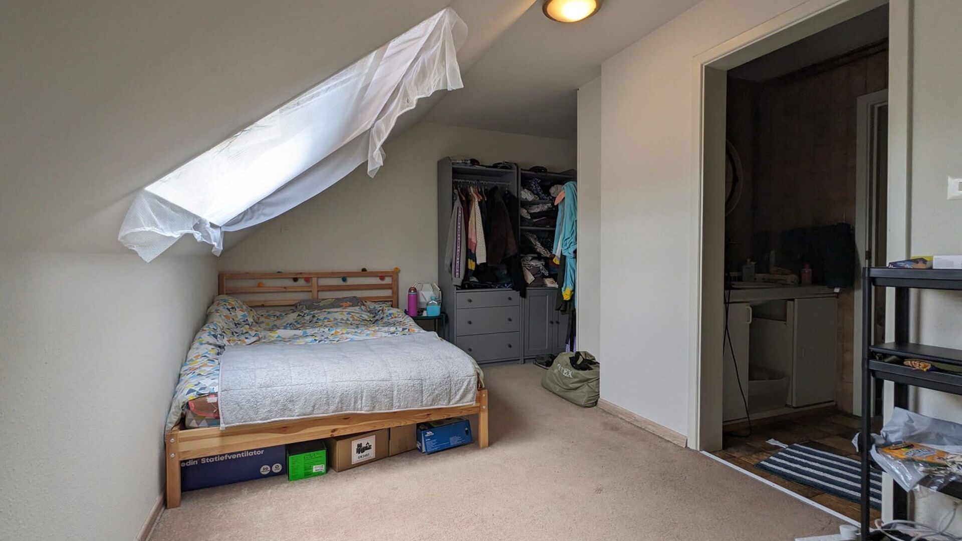 1 bedroom apartment located on the third floor at the Naamsepoort of Leuven. This prime location is a plus for a young starting couple or single person who can go in every direction via this vantage point. Includes entrance hall, living room with open NEW