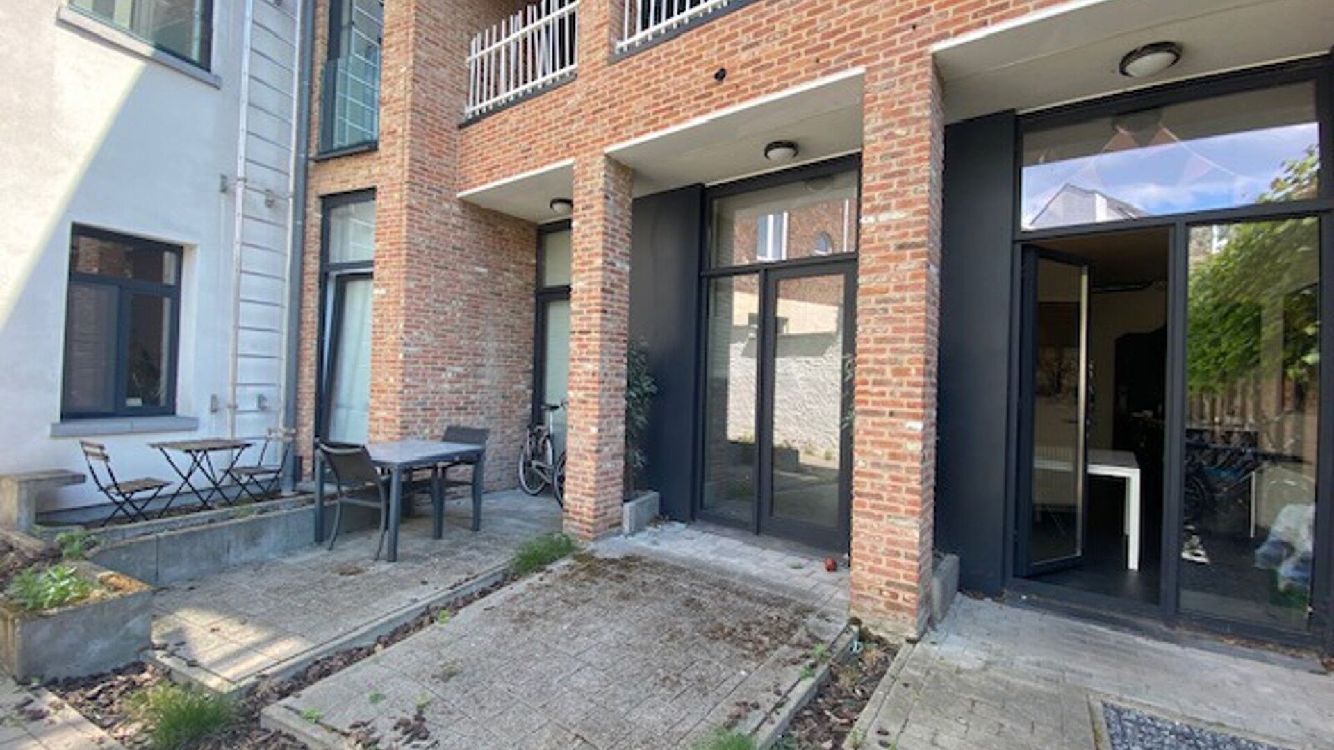 Very centrally located student residence, has about 30 student rooms with private bathroom in Vaartstraat. Layout: bedroom/study room with bed, desk and desk chair, fridge, closet and private bathroom with sink, shower and toilet. Internet is provided. Ea