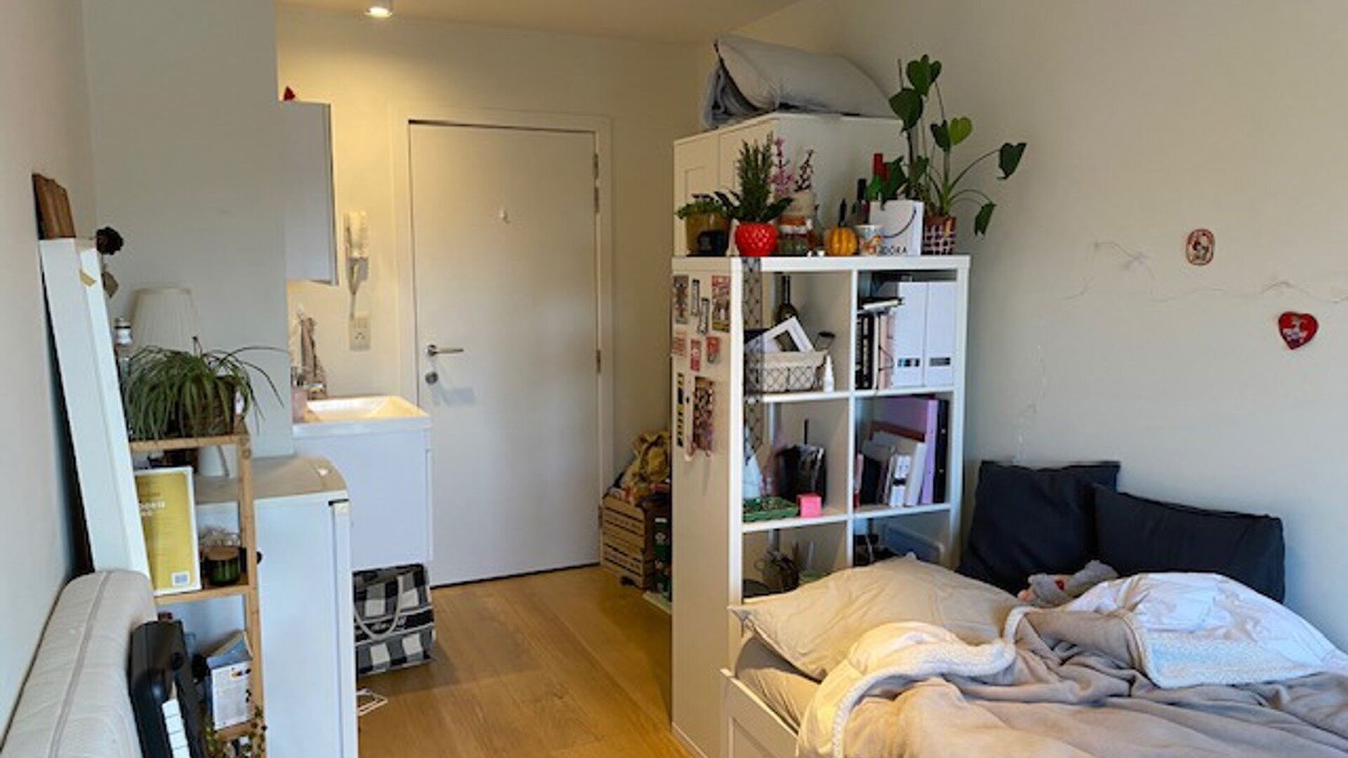 Cool student room in Residence Central Park, located on the fourth and highest floor at the back with a view over the park. The room is furnished with closet, bathtub, desk, chair and has its own fridge. The common shower and toilet is shared with 1 other