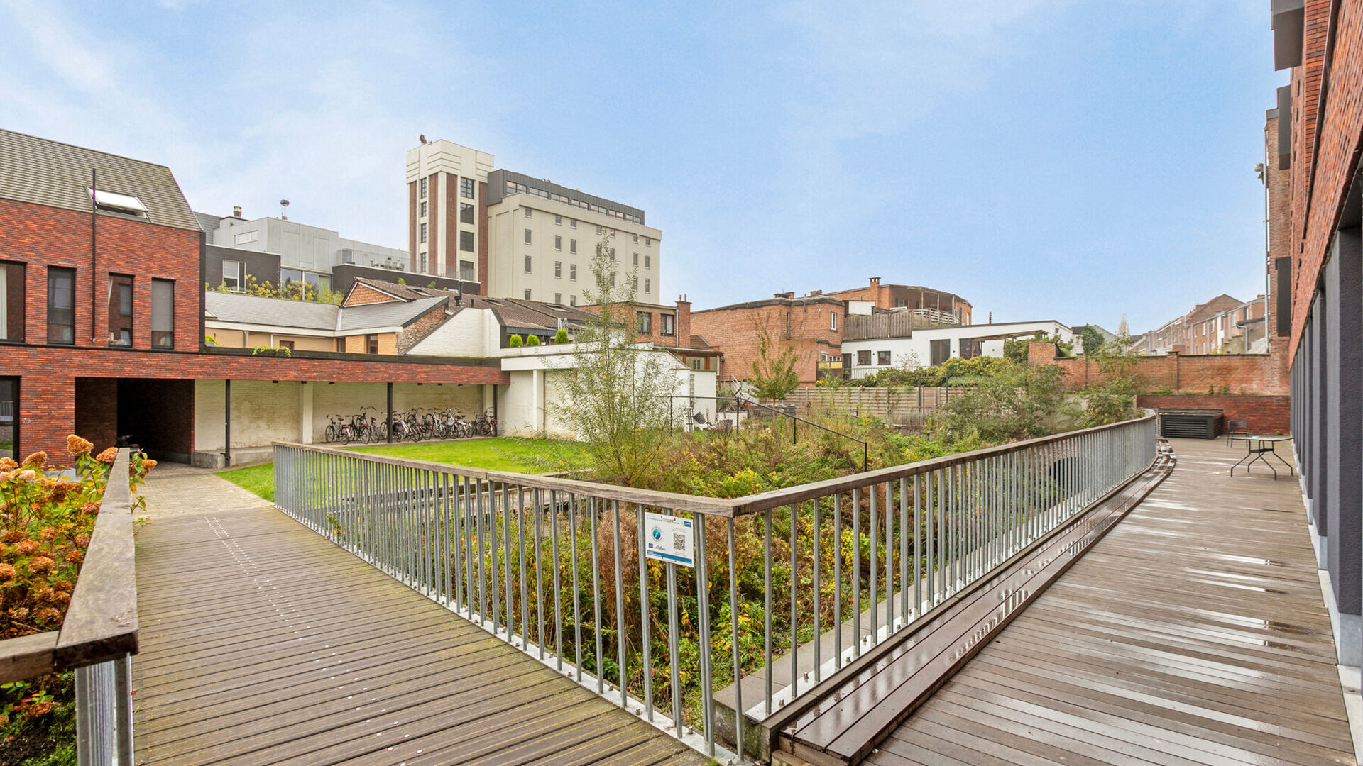 Student room located in a cozy student residence in a prime location. This room is furnished and includes: a bed, desk, wardrobe, and refrigerator.

The rented property includes the following utilities/services, which are shared with the other residents: 