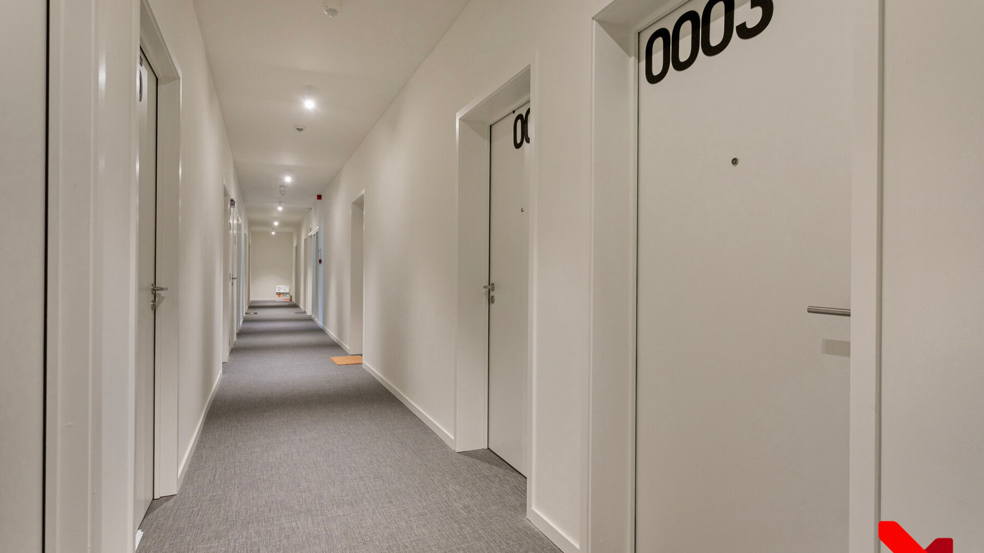 Student room located in a cozy student residence in a prime location. This room is furnished and the sanitary facilities (shower and toilet) are shared with the other residents.

The rented property includes the following utilities/services, which are sha