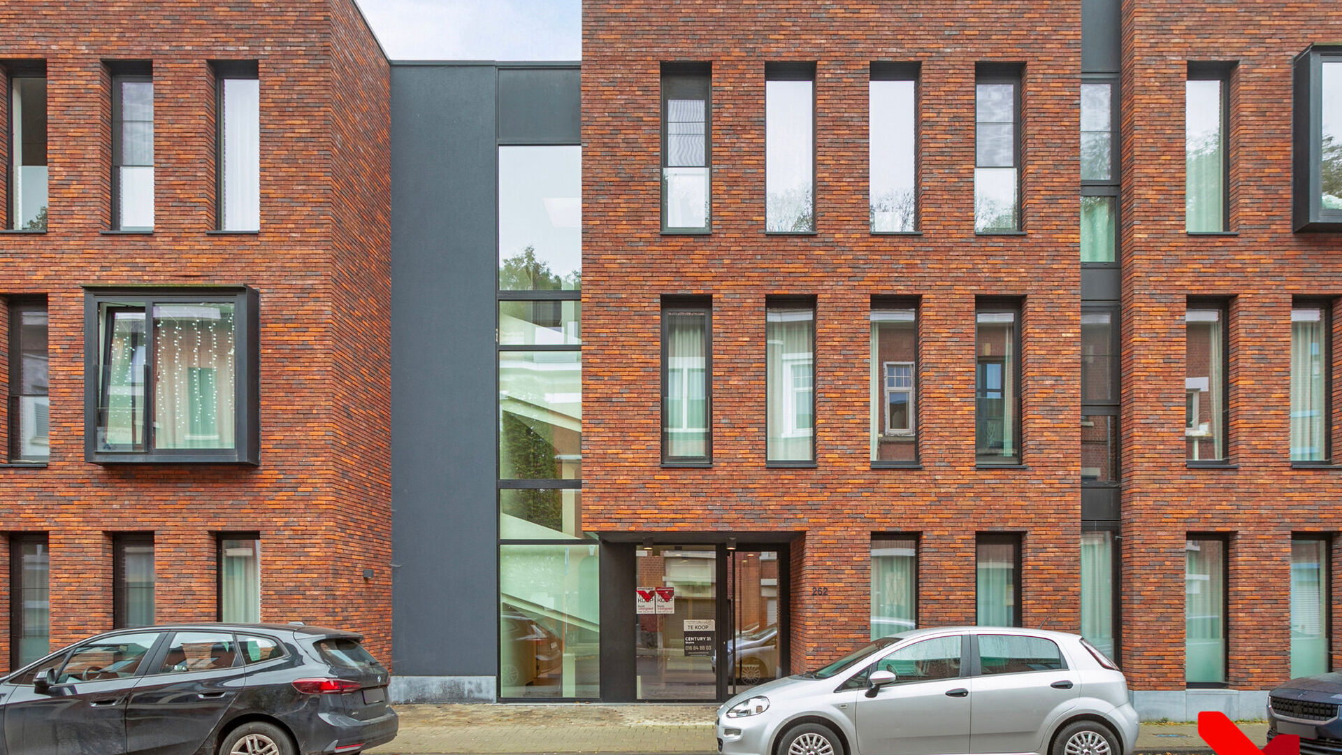 Student room located in a cozy student residence in a prime location. This room is furnished and has private sanitary facilities (shower and toilet).

The rented property includes the following utilities/services, which are shared with other residents: a 