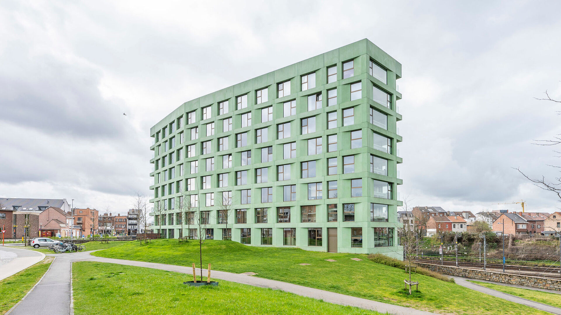 Welcome to this well-maintained and comfortable student room.

The room is for individual use only and is furnished with a bed, desk, chair, bookshelf, wardrobe, and blinds. It also has private sanitary facilities with shower and toilet, as well as hot an