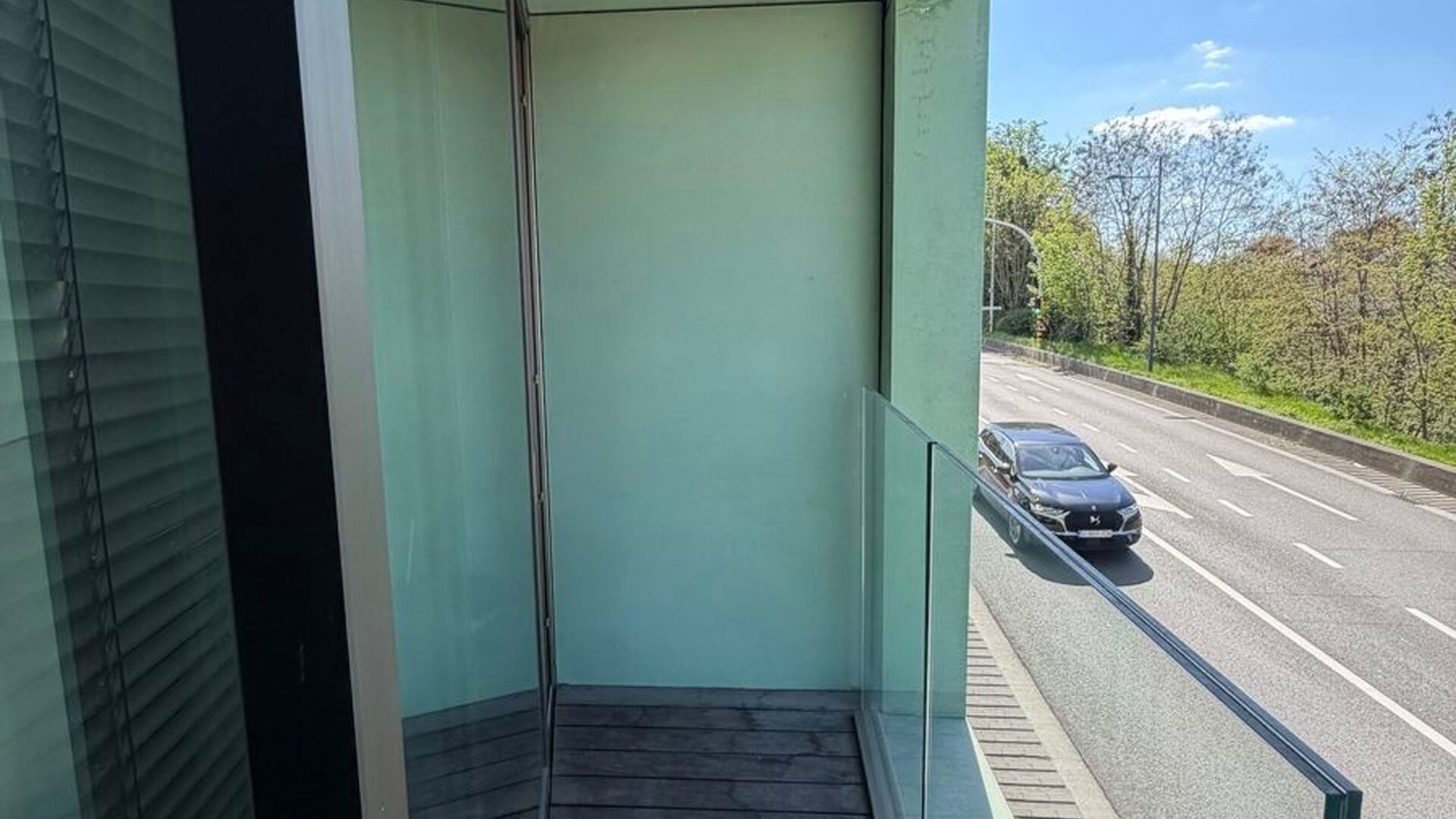 Welcome to this well-maintained and comfortable student room.

The room is for individual use only and is furnished with a bed, desk, chair, bookshelf, wardrobe, and blinds. It also has private sanitary facilities with shower and toilet, as well as hot an