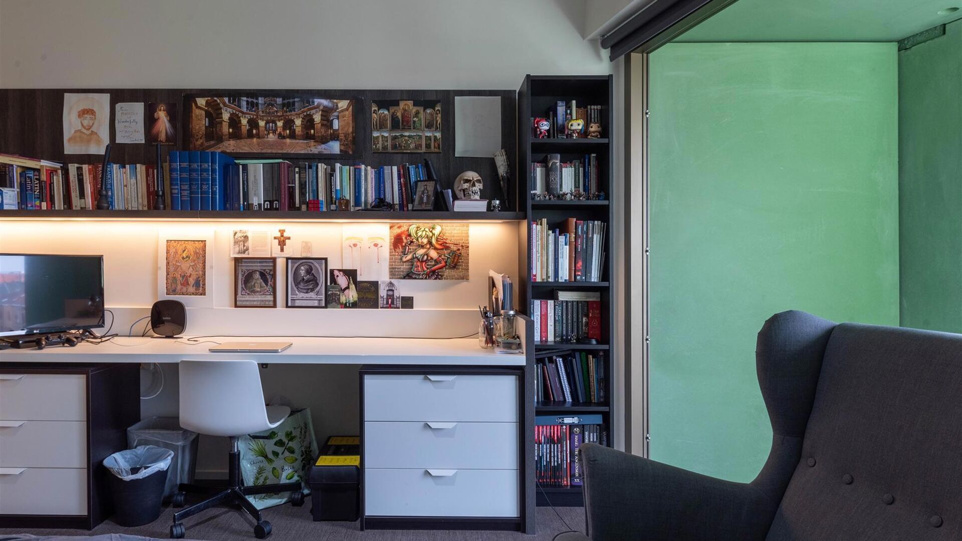 Welcome to this well-maintained and comfortable student room.
The room is for individual use only and is furnished with a bed, desk, chair, bookshelf, wardrobe, and blinds. Additionally, the room features private bathroom facilities including a shower an