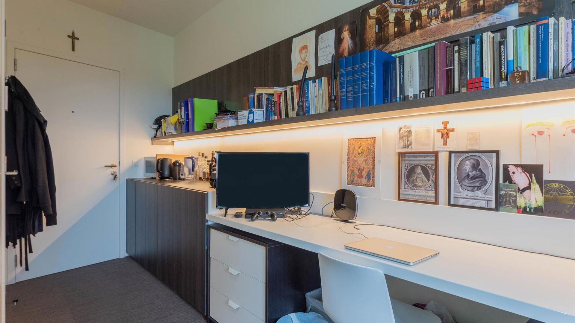 Welcome to this well-maintained and comfortable student room.
The room is for individual use only and is furnished with a bed, desk, chair, bookshelf, wardrobe, and blinds. Additionally, the room features private bathroom facilities including a shower an