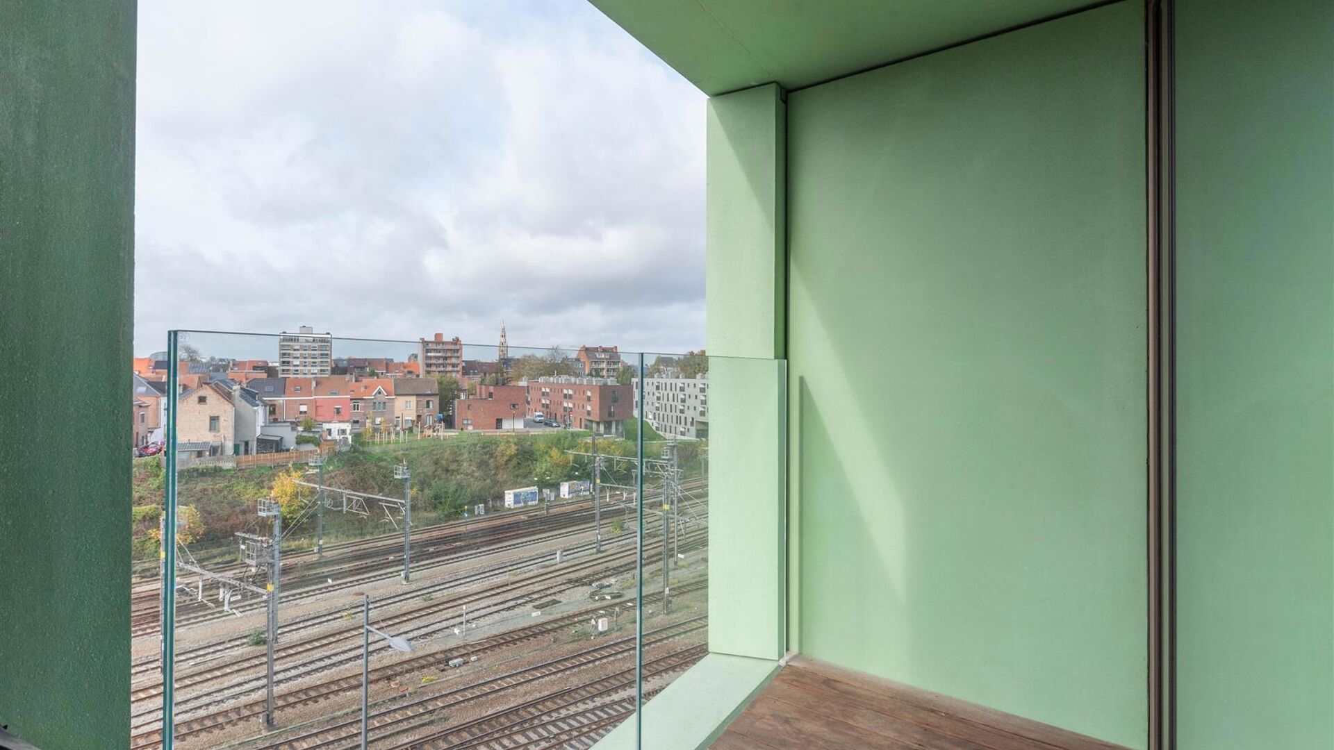 Welcome to this well-maintained and comfortable student room.
The room is for individual use only and is furnished with a bed, desk, chair, bookshelf, wardrobe, and blinds. Additionally, the room features private bathroom facilities including a shower an