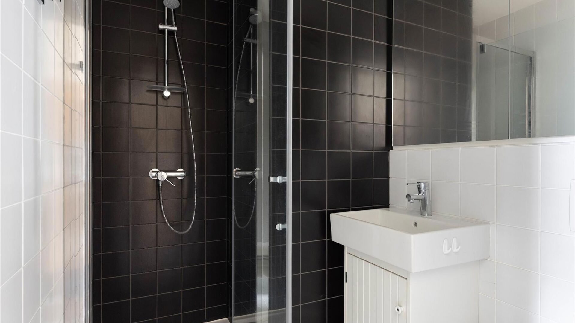 Welcome to this well-maintained and comfortable student room.
The room is for individual use only and is furnished with a bed, desk, chair, bookshelf, wardrobe, and blinds. Additionally, the room features private bathroom facilities including a shower an