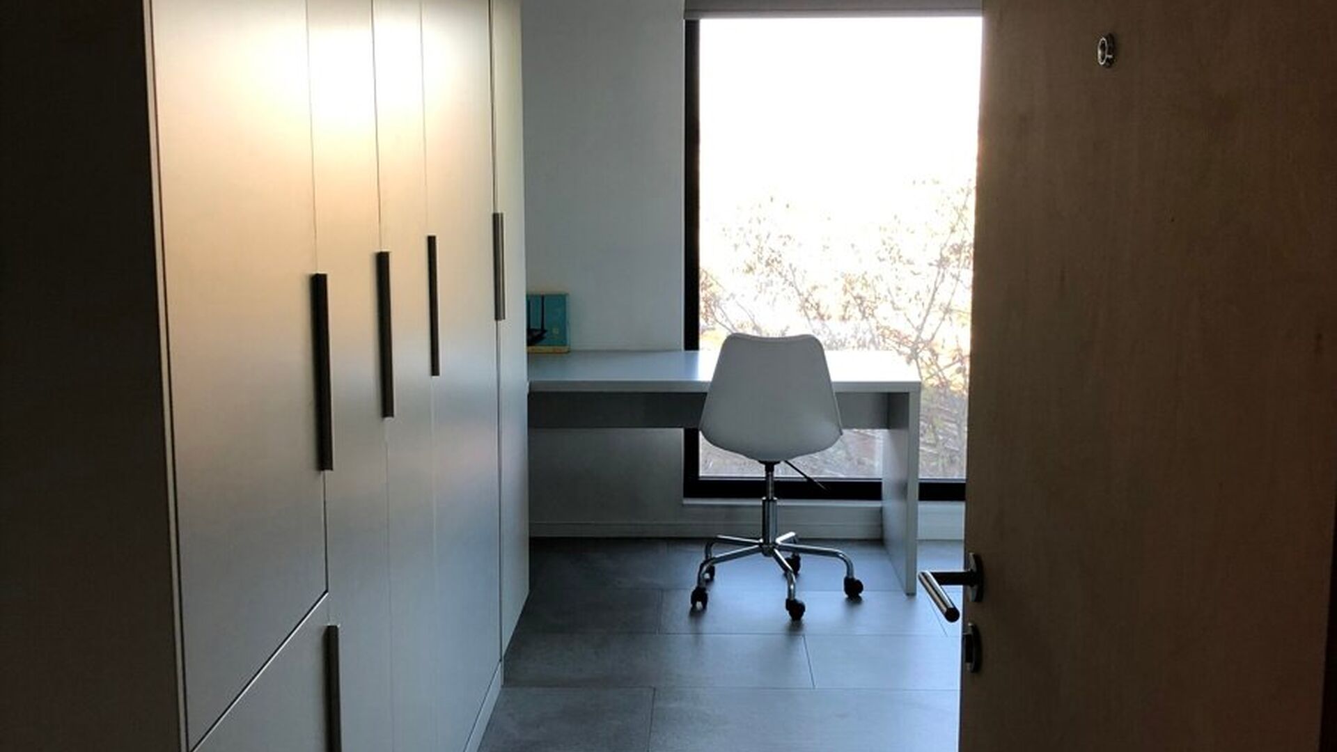 Furnished room with private bathroom, located just outside the Leuven ring road on the second floor at the rear of the new residential building &ldquo;De Mes&rdquo;. The location is very central, with a bus stop, train station, shops, library, and other amenities