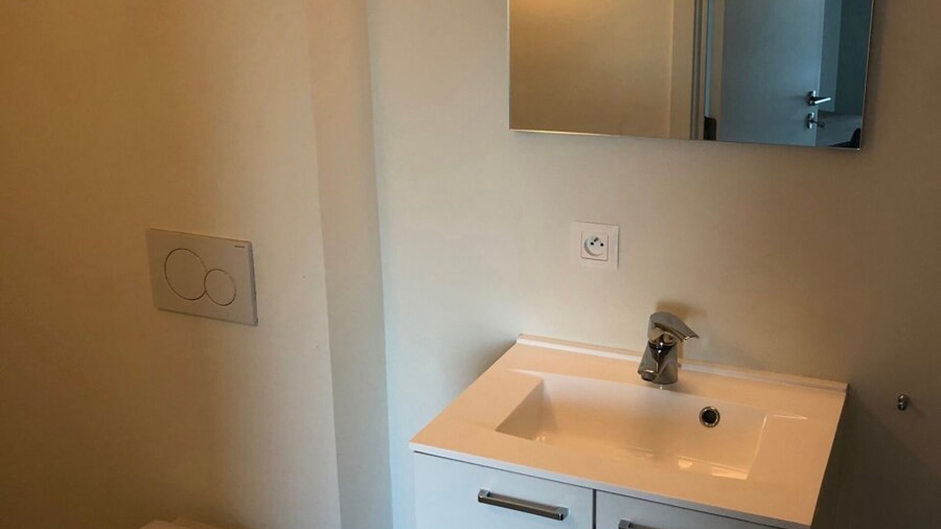 Furnished room with private bathroom, located just outside the Leuven ring road on the second floor at the rear of the new residential building &ldquo;De Mes&rdquo;. The location is very central, with a bus stop, train station, shops, library, and other amenities