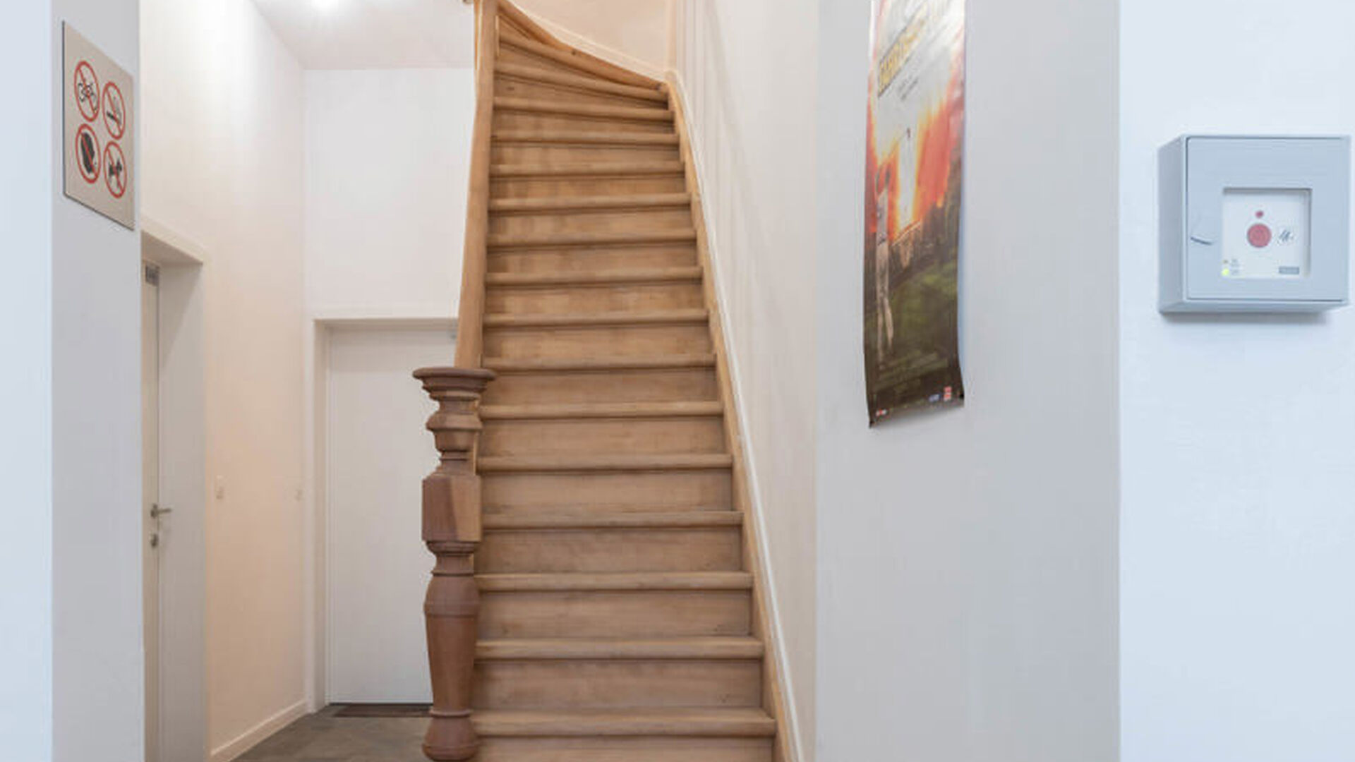 FOR THE CURRENT ACADEMIC YEAR (until 09/09/2026) & FOR STUDENTS ONLY
This student room, located on the ground floor, offers a comfortable and practical living space for students looking for a place of their own. With private sanitary facilities, includin