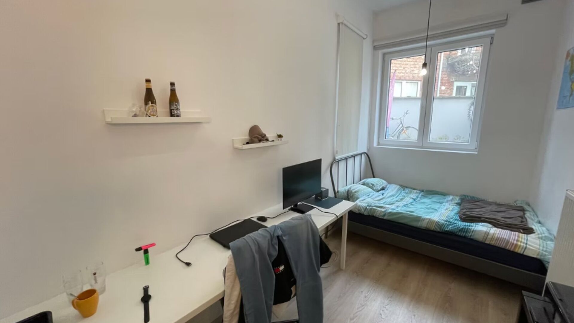 FOR THE CURRENT ACADEMIC YEAR (until 09/09/2026) & FOR STUDENTS ONLY
This student room, located on the ground floor, offers a comfortable and practical living space for students looking for a place of their own. With private sanitary facilities, includin