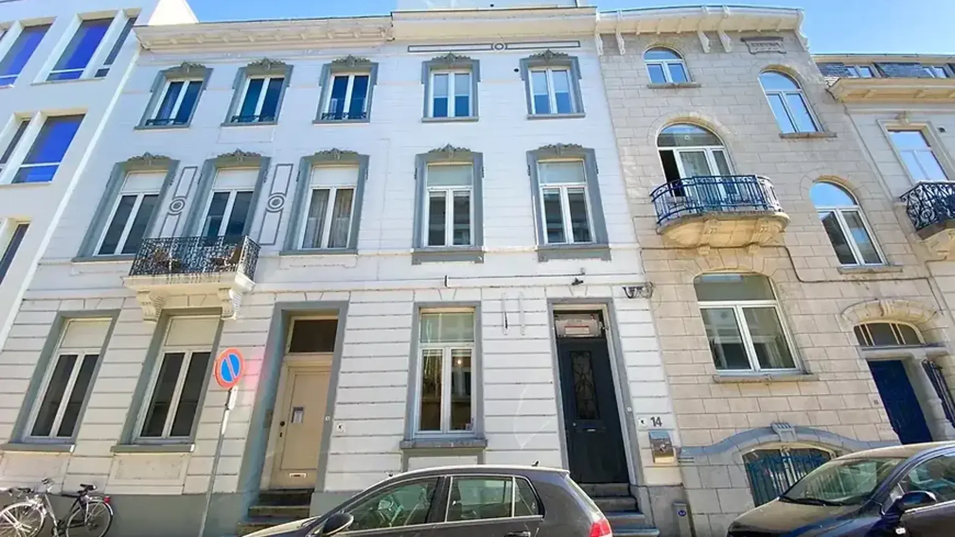 FOR THE CURRENT ACADEMIC YEAR (until 09/09/2026) – STUDENTS ONLY
This small-scale student residence, located near the Lei and the Fish Market, has one student room still available. Situated on the second floor, this room offers a comfortable and practi
