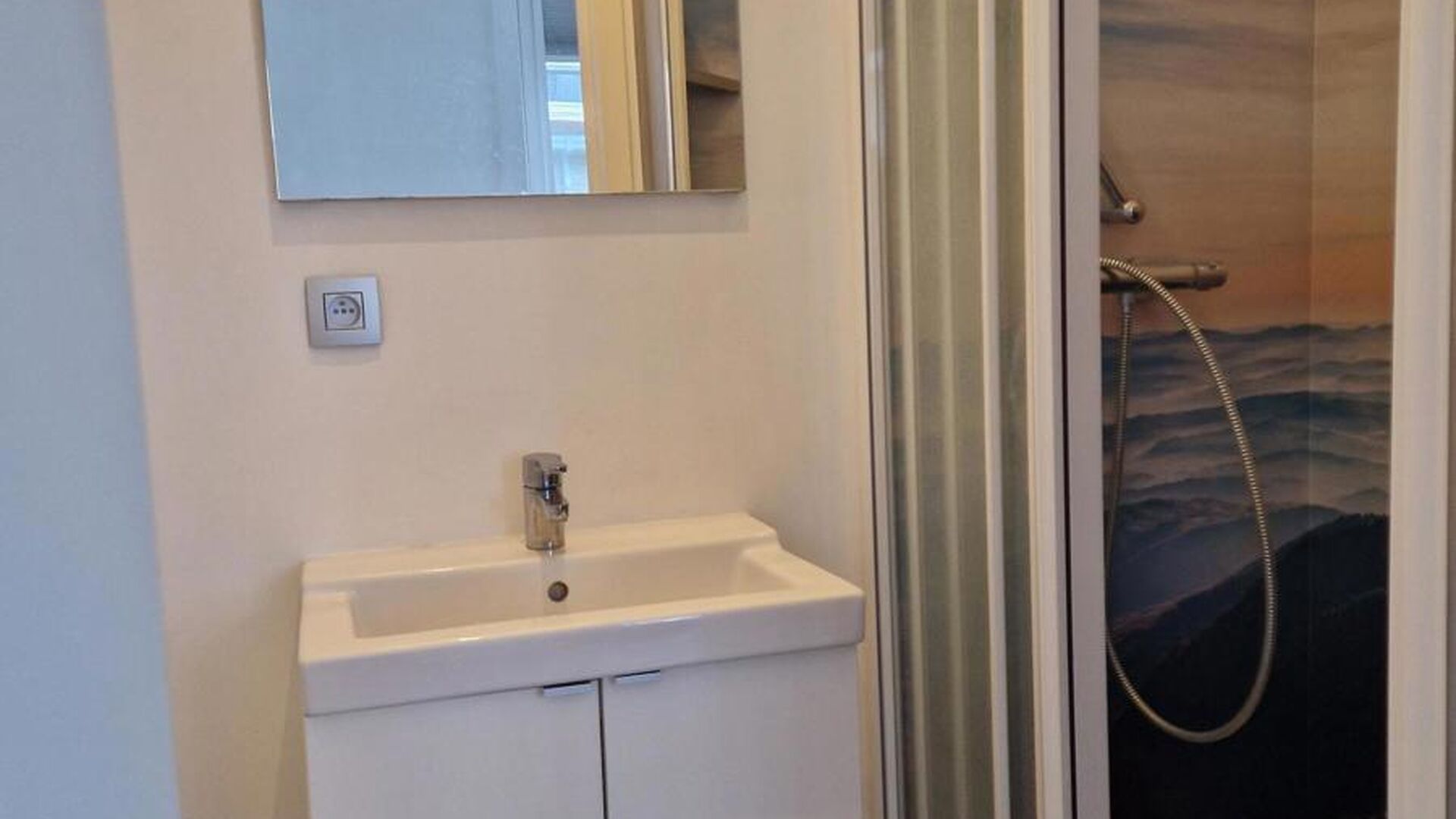 FOR THE CURRENT ACADEMIC YEAR (until 09/09/2026) – STUDENTS ONLY
This small-scale student residence, located near the Lei and the Fish Market, has one student room still available. Situated on the second floor, this room offers a comfortable and practi