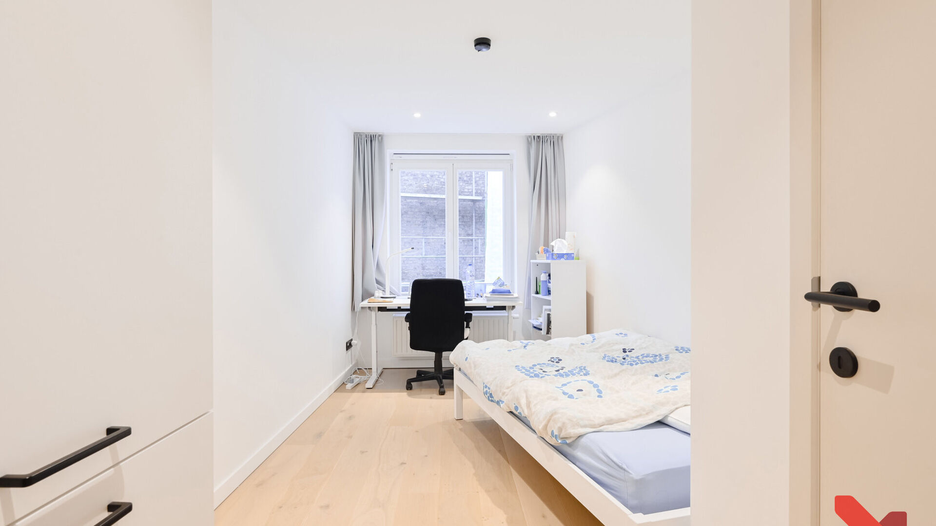 This charming and fully renovated student room is located in a prime location, right on the Vismarkt.

The room features a built-in unit with a refrigerator and microwave oven, as well as a private bathroom with a toilet, shower, and washbasin. It is also