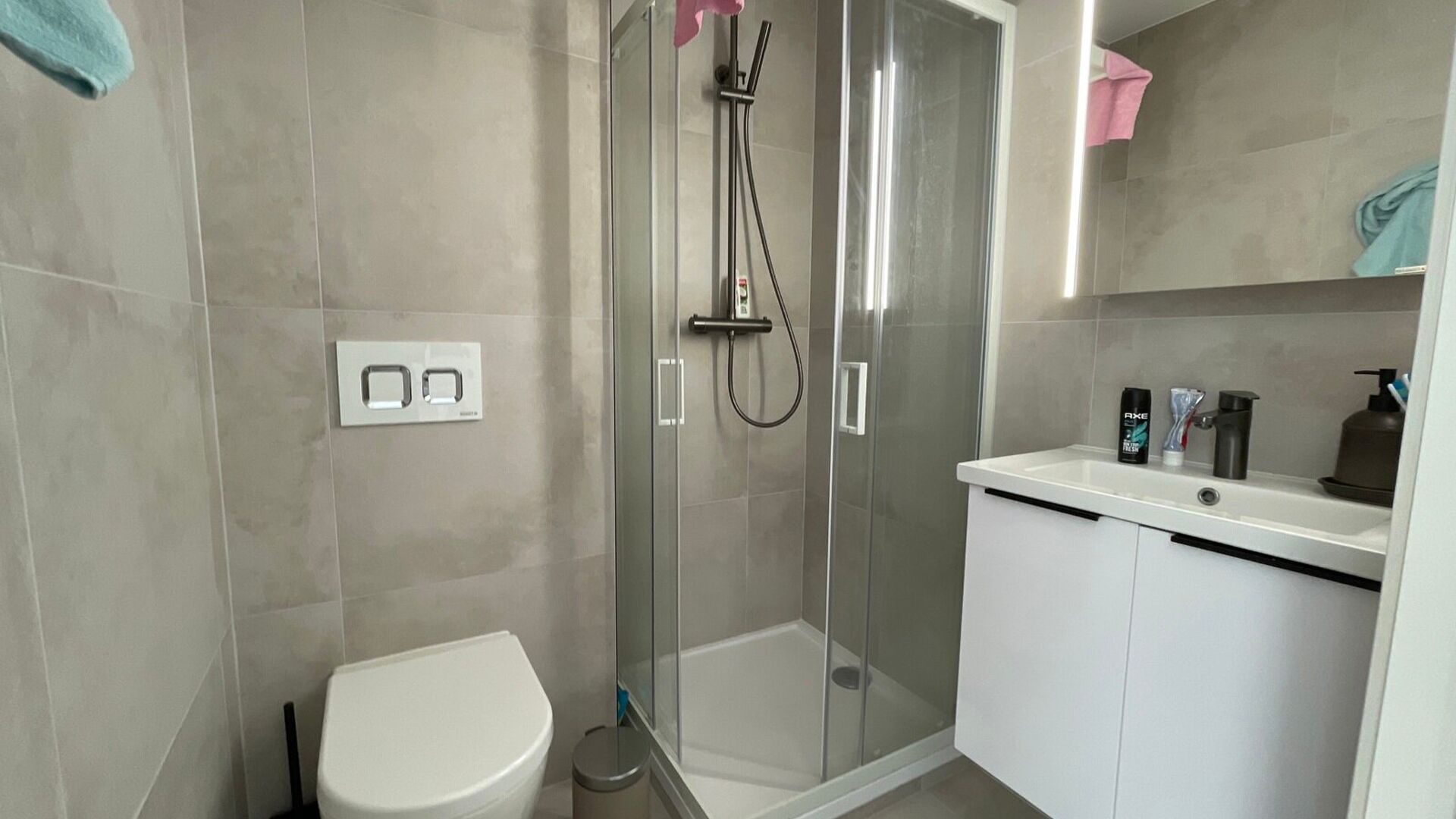 This charming and fully renovated student room is located in a prime location, right on the Vismarkt.

The room features a built-in unit with a refrigerator and microwave oven, as well as a private bathroom with a toilet, shower, and washbasin. It is also
