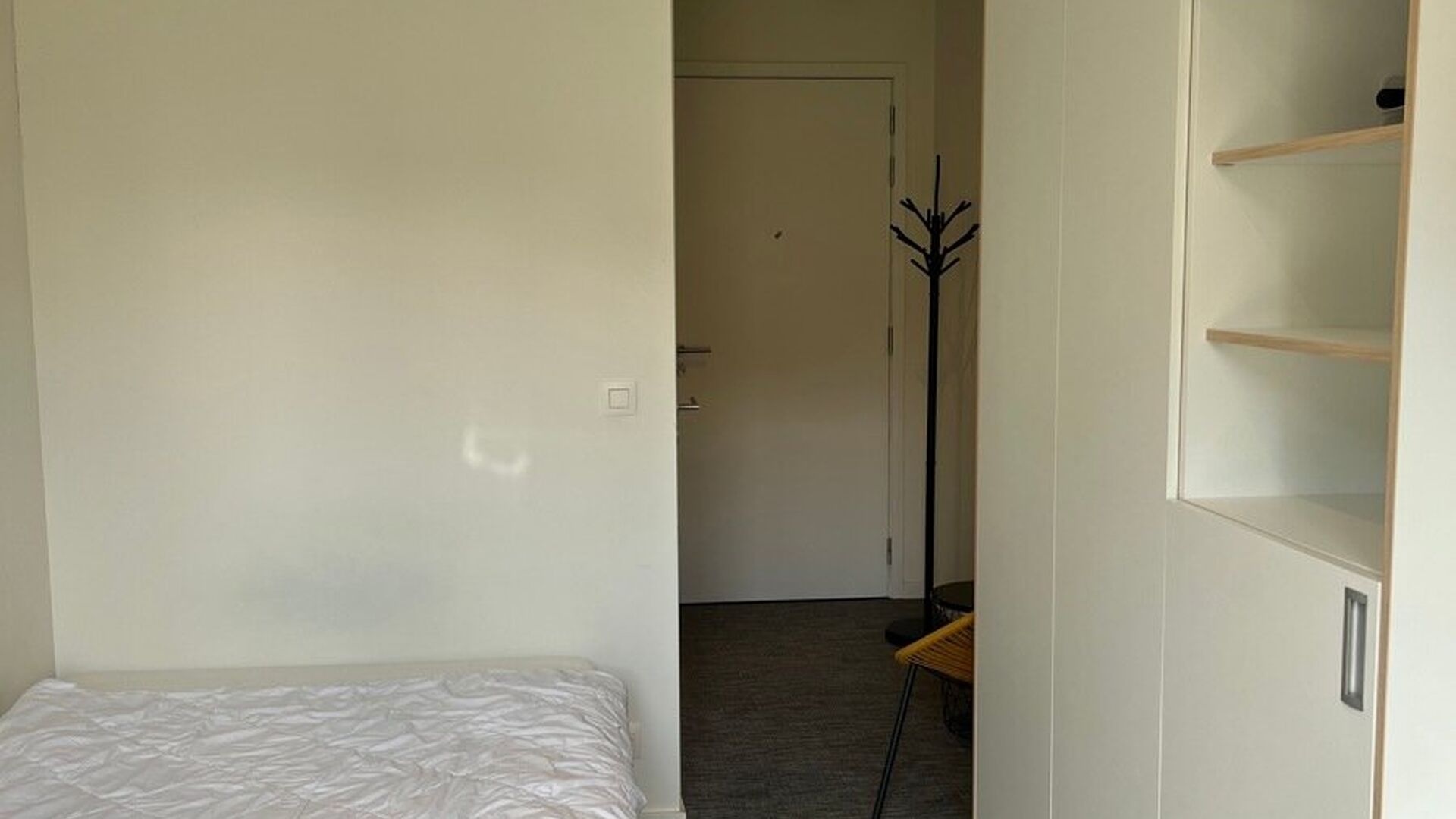 This beautifully maintained room is located on the ground floor and offers all modern comforts, including a private bathroom with toilet and shower.
The room is equipped with a built-in desk, ample storage space, and a private refrigerator. The shared ki