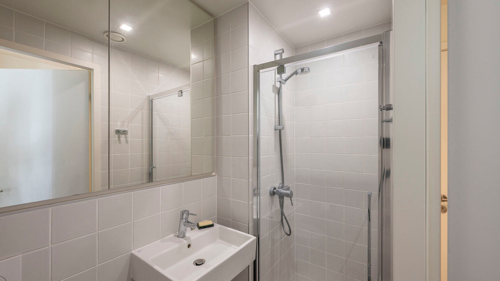 This beautifully maintained room is located on the ground floor and offers all modern comforts, including a private bathroom with toilet and shower.
The room is equipped with a built-in desk, ample storage space, and a private refrigerator. The shared ki