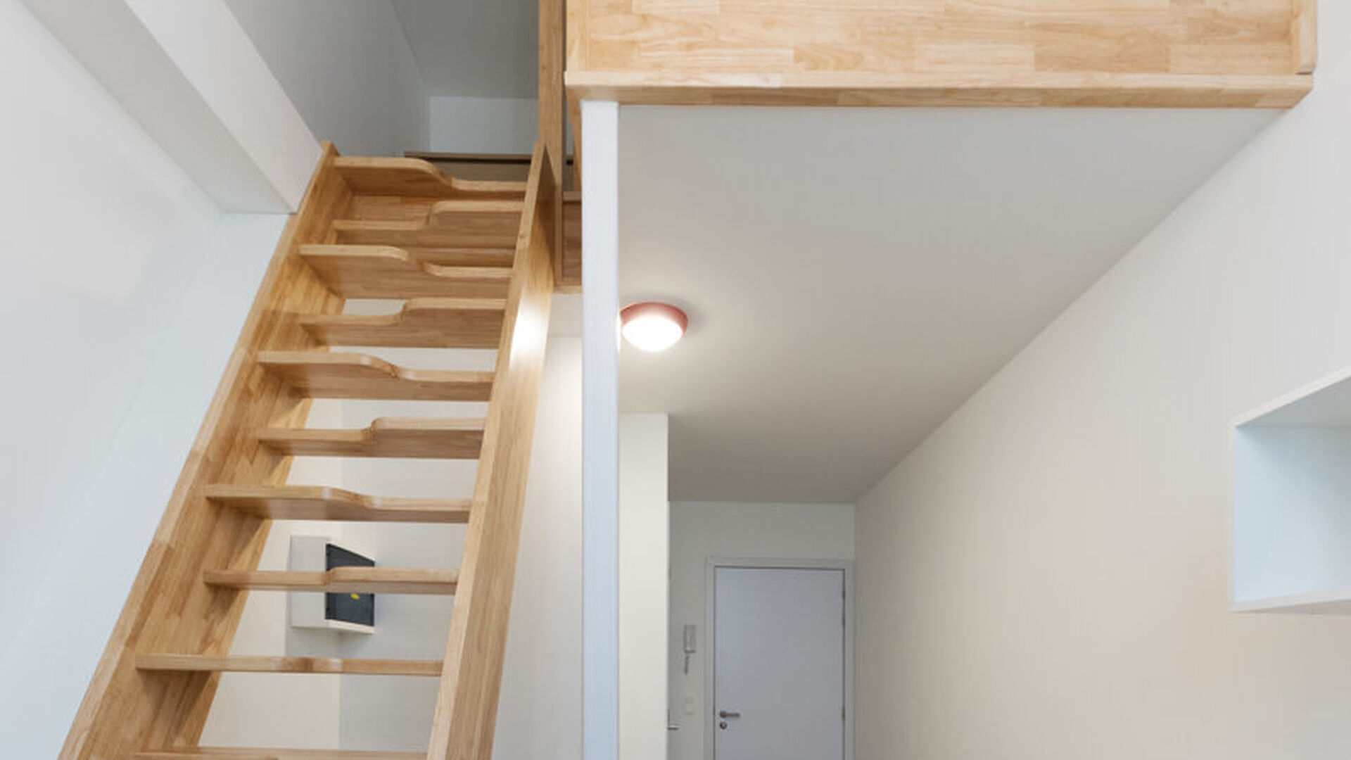 New student room in a triplex layout within the prestigious Campus Vital project. This student room is located on the first floor. The sleeping area is arranged as a duplex, while the bathroom is situated on the lower level. The room is furnished with a b