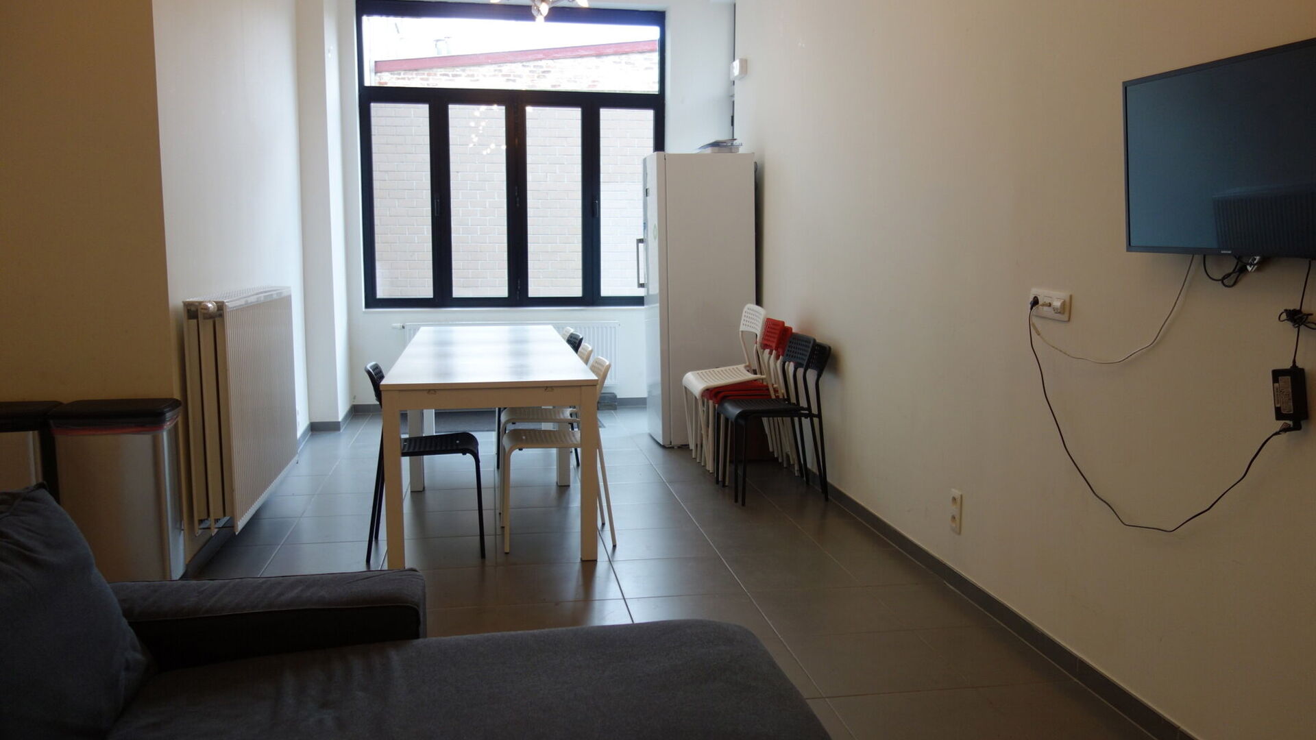 New student room in a triplex layout within the prestigious Campus Vital project. This student room is located on the first floor. The sleeping area is arranged as a duplex, while the bathroom is situated on the lower level. The room is furnished with a b