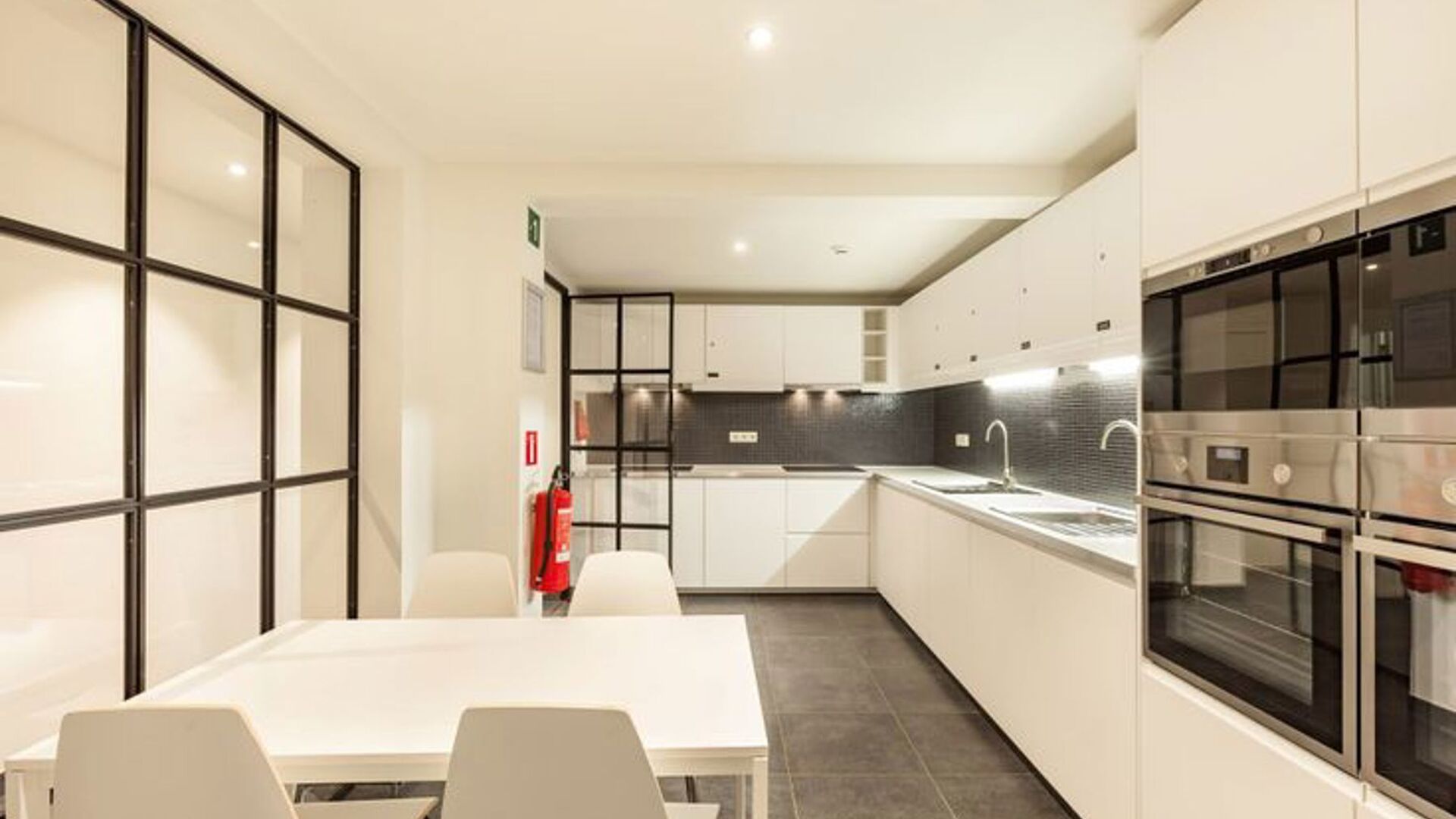 Are you looking for a comfortable student room? Then this cosy student room could be exactly what you are looking for. The room features a private bathroom and is part of a well-maintained student residence. Residents also have access to a shared kitchen,