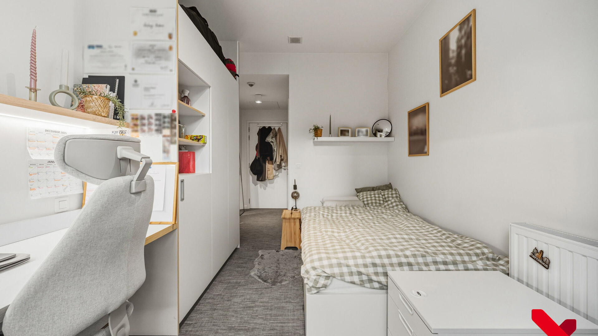 This beautiful and excellently maintained student room offers everything you need for a comfortable stay in Leuven. The room features a private bathroom with shower and toilet, a fixed desk unit, plenty of closet space, and a personal fridge.
The shared