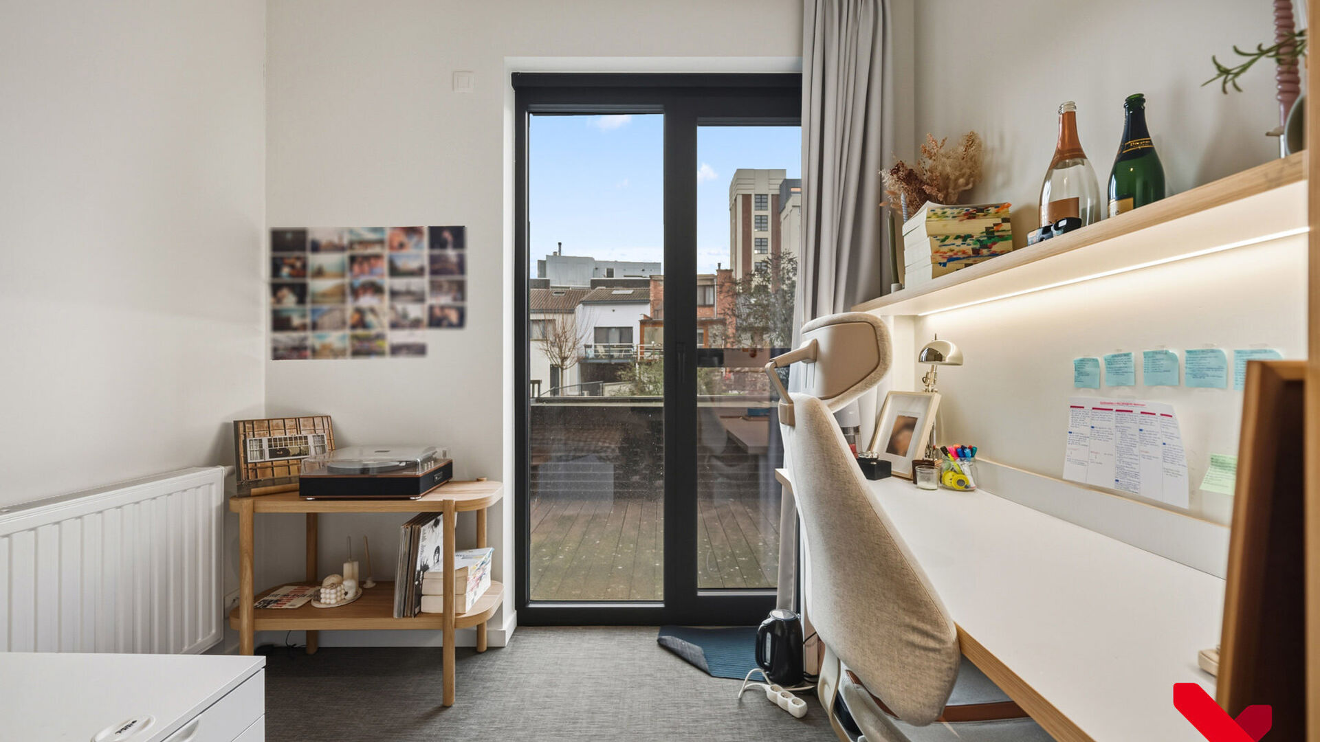 This beautiful and excellently maintained student room offers everything you need for a comfortable stay in Leuven. The room features a private bathroom with shower and toilet, a fixed desk unit, plenty of closet space, and a personal fridge.
The shared