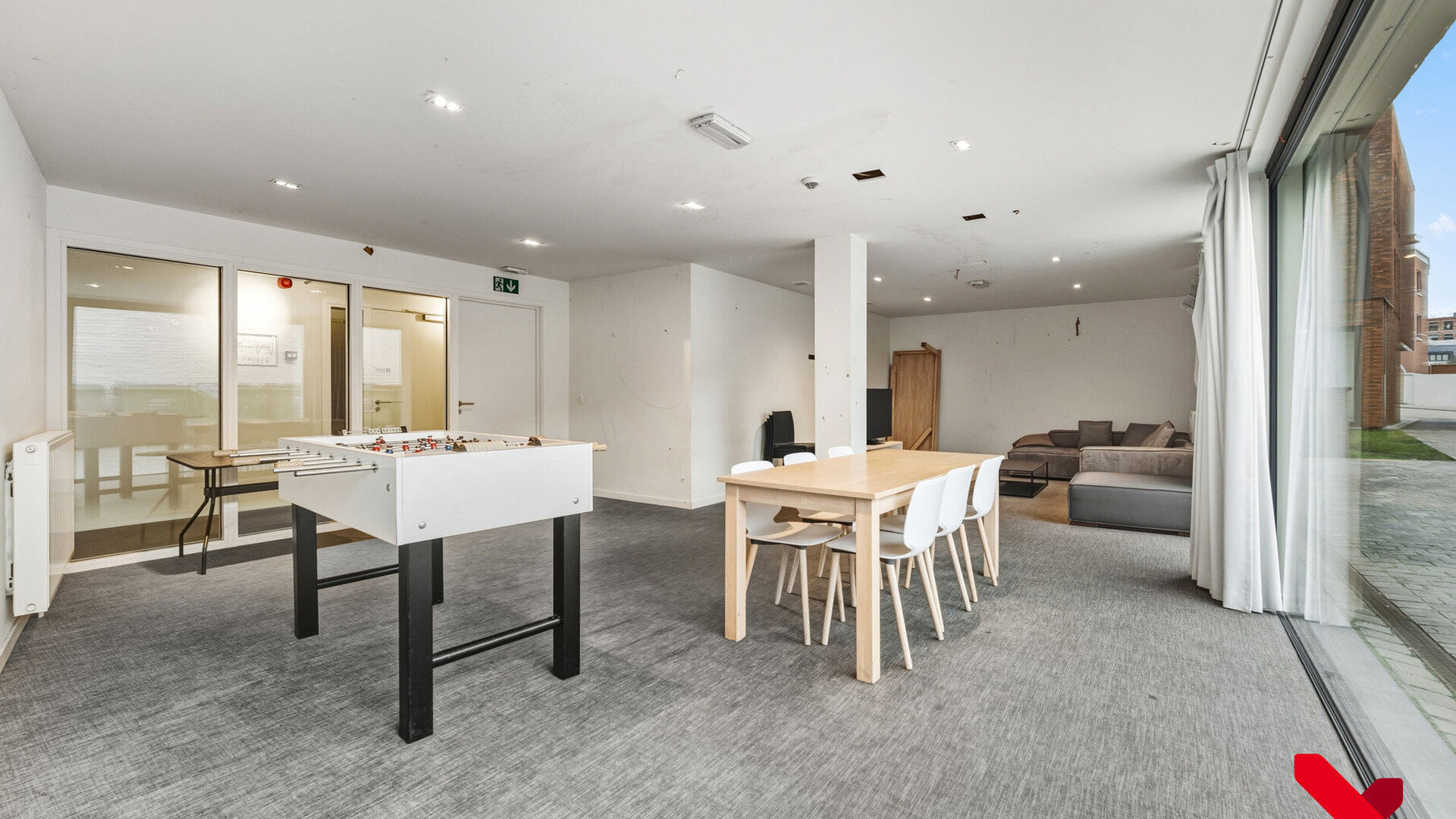 This beautiful and excellently maintained student room offers everything you need for a comfortable stay in Leuven. The room features a private bathroom with shower and toilet, a fixed desk unit, plenty of closet space, and a personal fridge.
The shared