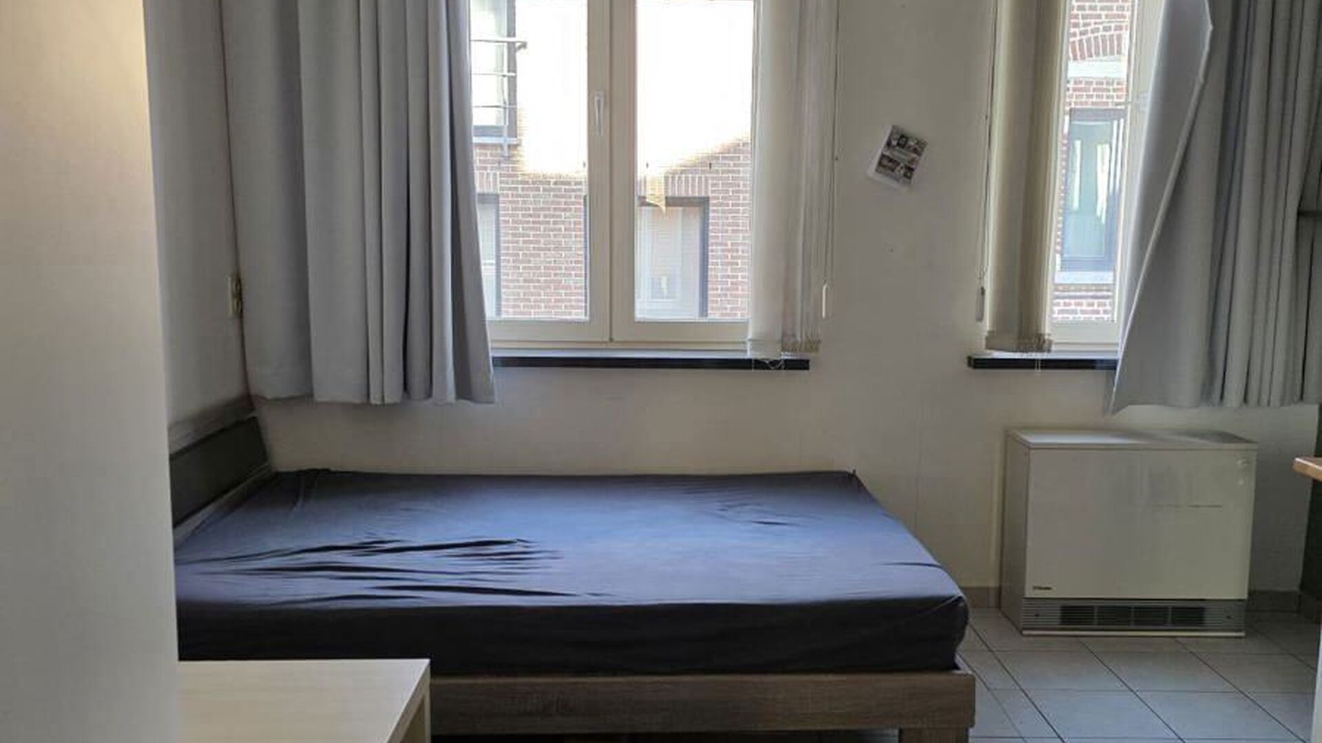 This cosy and practical student room in Lepelstraat, Leuven, is an ideal place to stay during your studies. The room is furnished and includes a bed, desk, wardrobe and refrigerator.

The room offers everything you need for a comfortable stay. Its locatio