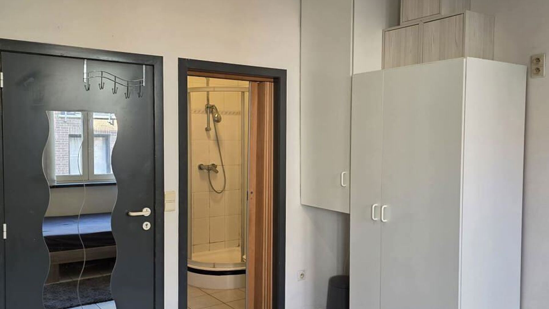 This cosy and practical student room in Lepelstraat, Leuven, is an ideal place to stay during your studies. The room is furnished and includes a bed, desk, wardrobe and refrigerator.

The room offers everything you need for a comfortable stay. Its locatio