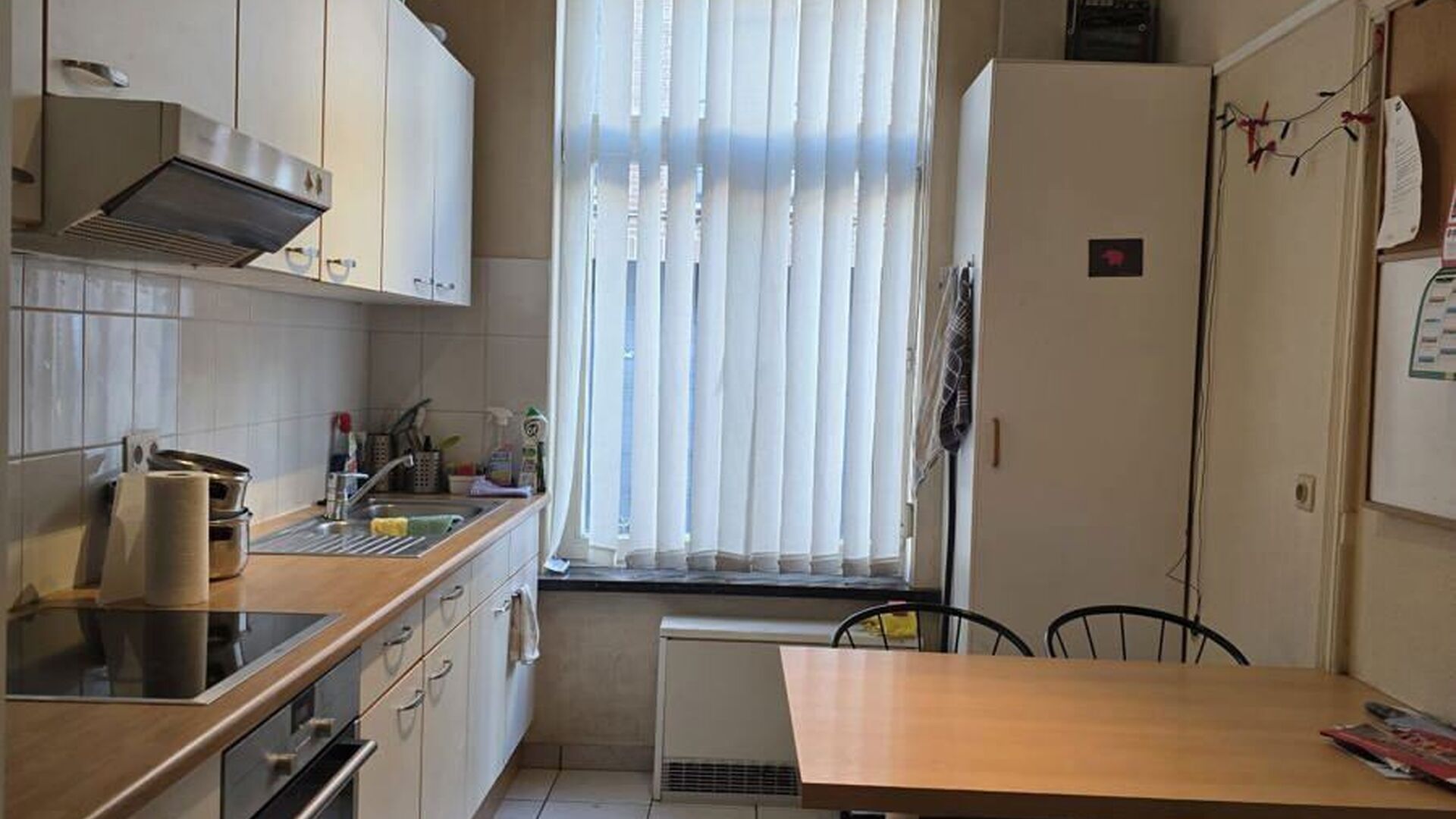 This cosy and practical student room in Lepelstraat, Leuven, is an ideal place to stay during your studies. The room is furnished and includes a bed, desk, wardrobe and refrigerator.

The room offers everything you need for a comfortable stay. Its locatio