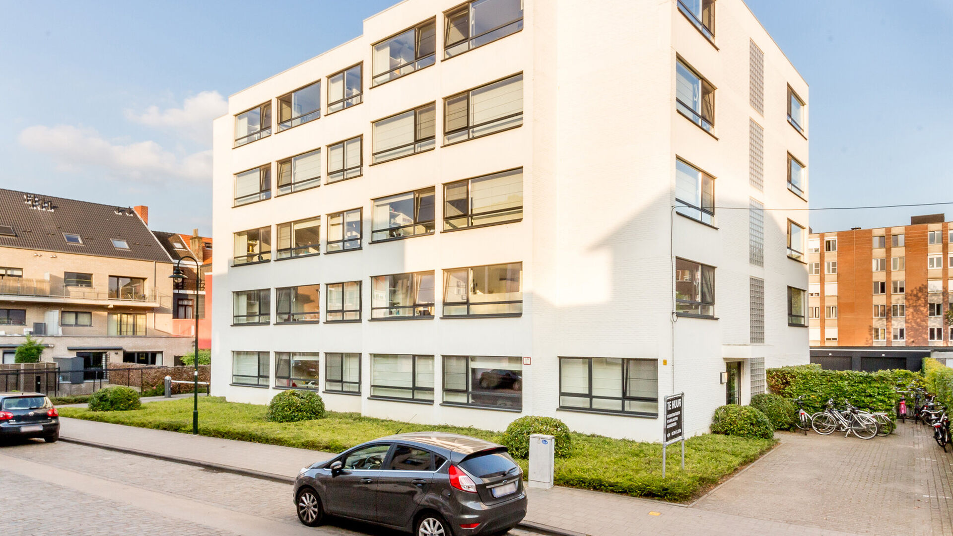 FOR THE 2026–2027 ACADEMIC YEAR
Welcome to this spacious student studio situated in the heart of Leuven!
This spacious studio features a fitted kitchenette, en-suite facilities and a built-in unit with a fold-down bed.
Thanks to the large windows, you c