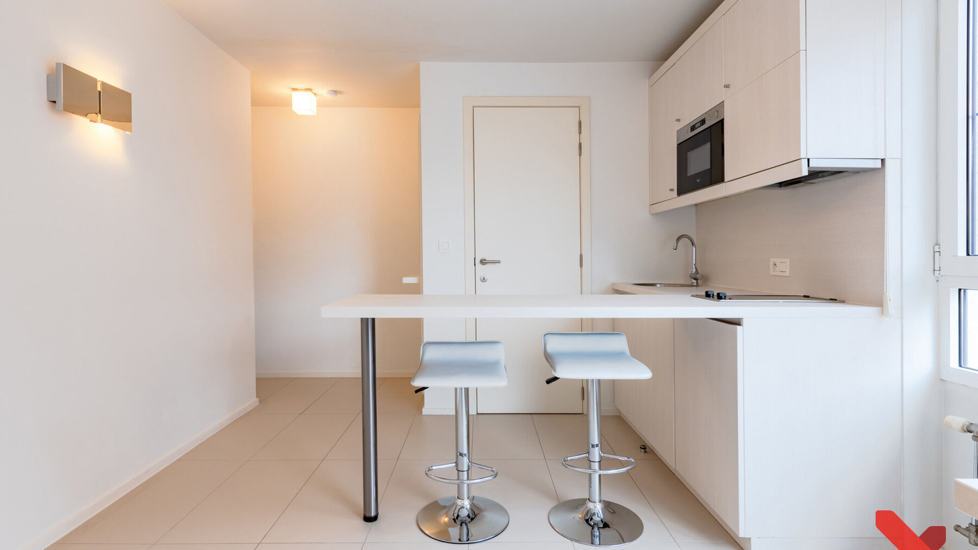 FOR THE 2026–2027 ACADEMIC YEAR
Welcome to this spacious student studio situated in the heart of Leuven!
This spacious studio features a fitted kitchenette, en-suite facilities and a built-in unit with a fold-down bed.
Thanks to the large windows, you c